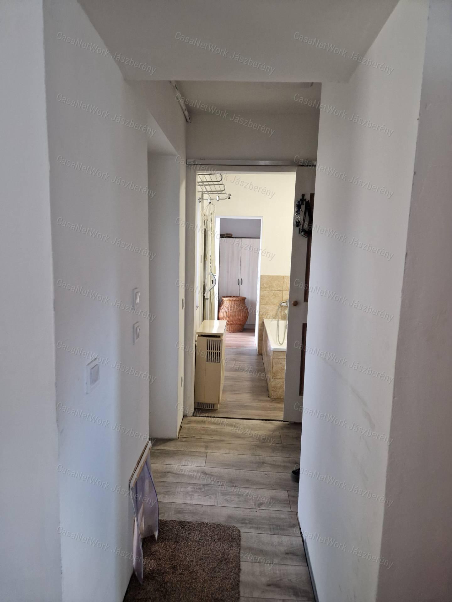 Erdőtelek-Teljes belső felújítás-989 nm-es telek- M3 autópálya 5 perc