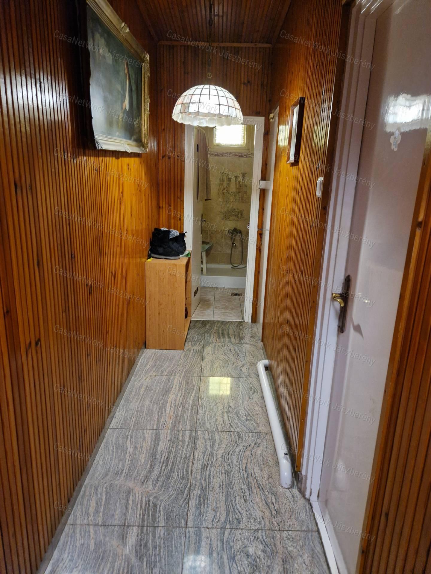Tarnaörsön 109 nm-es, 3 szobás családi ház eladó, 3 fűthető garázzsal