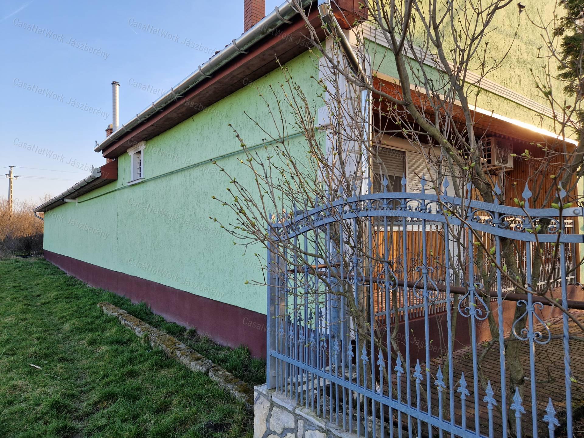 Tarnaörsön 109 nm-es, 3 szobás családi ház eladó, 3 fűthető garázzsal