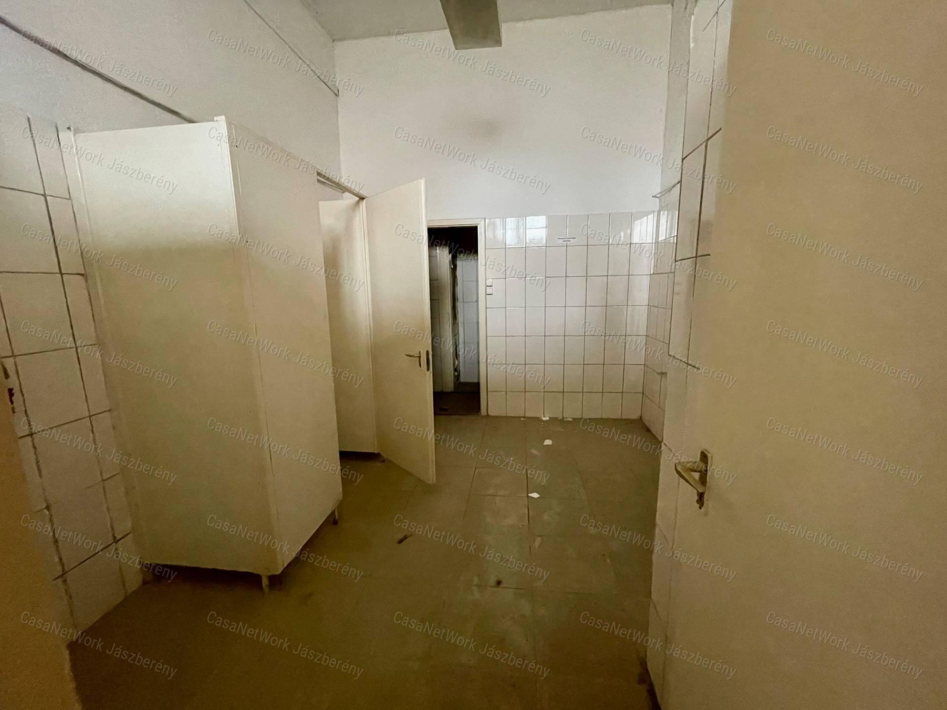 Eladó Kunhegyes központjában 340 nm-es épület fejlesztési potenciállal