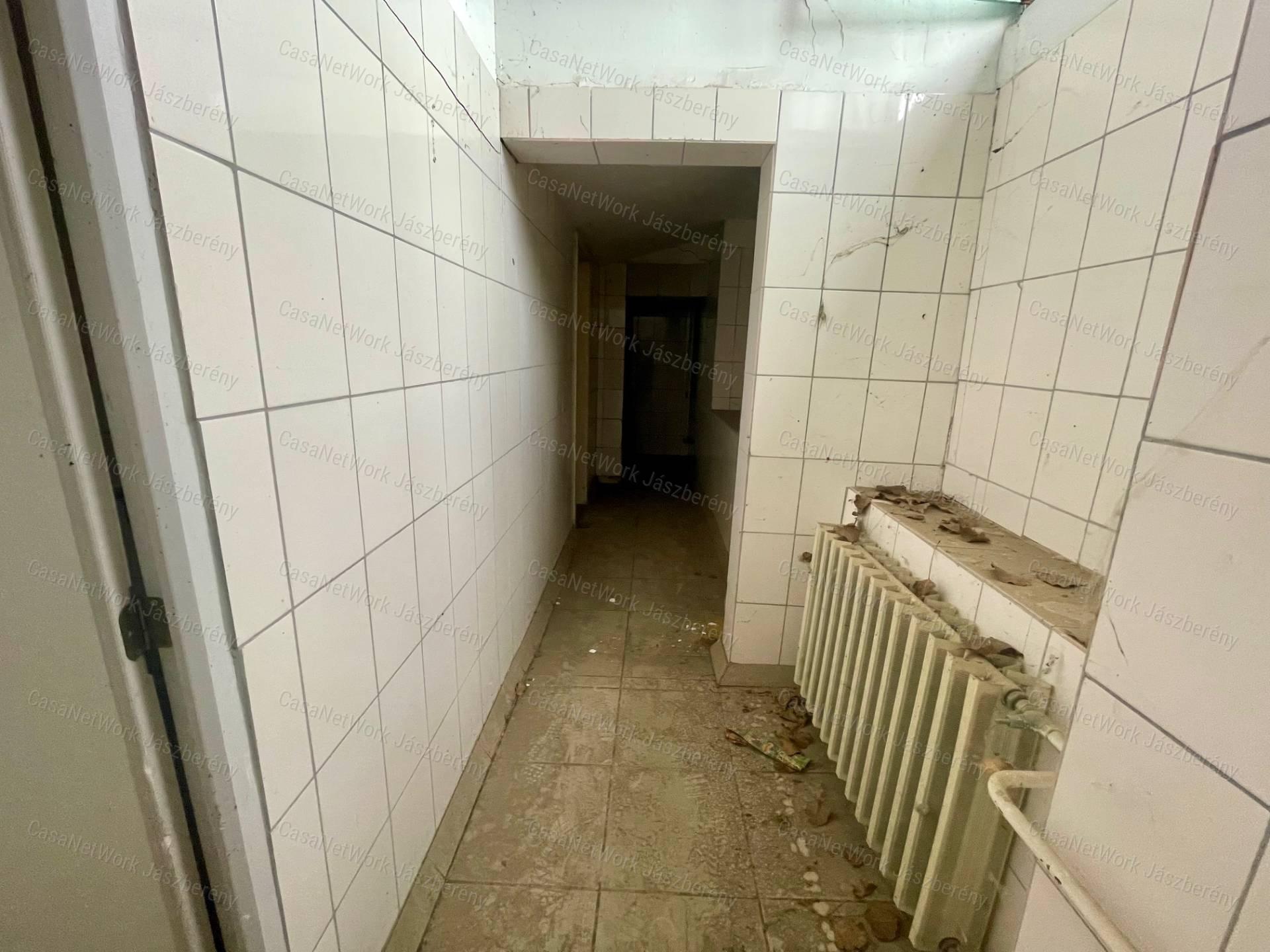 Eladó Kunhegyes központjában 340 nm-es épület fejlesztési potenciállal