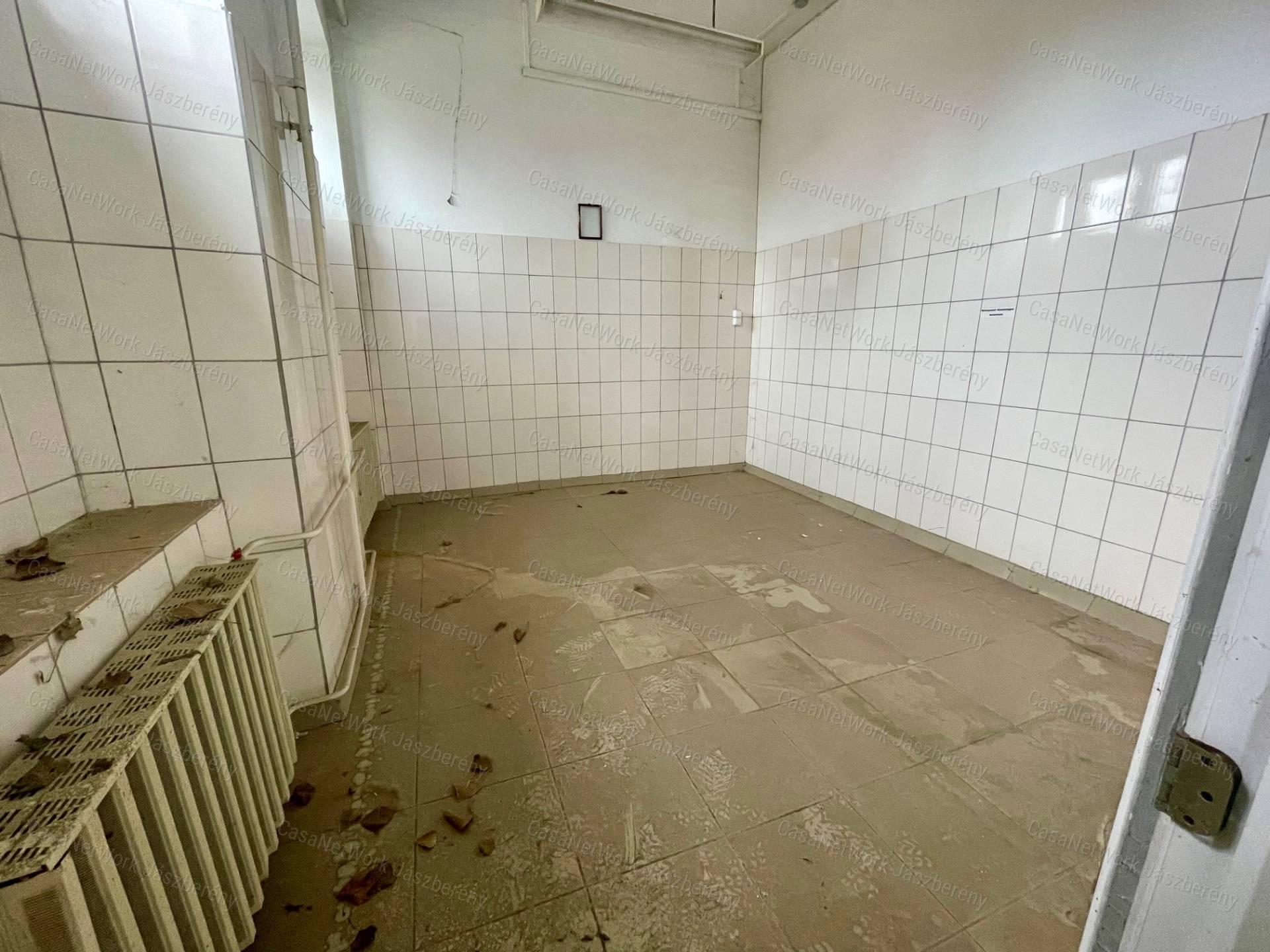 Eladó Kunhegyes központjában 340 nm-es épület fejlesztési potenciállal