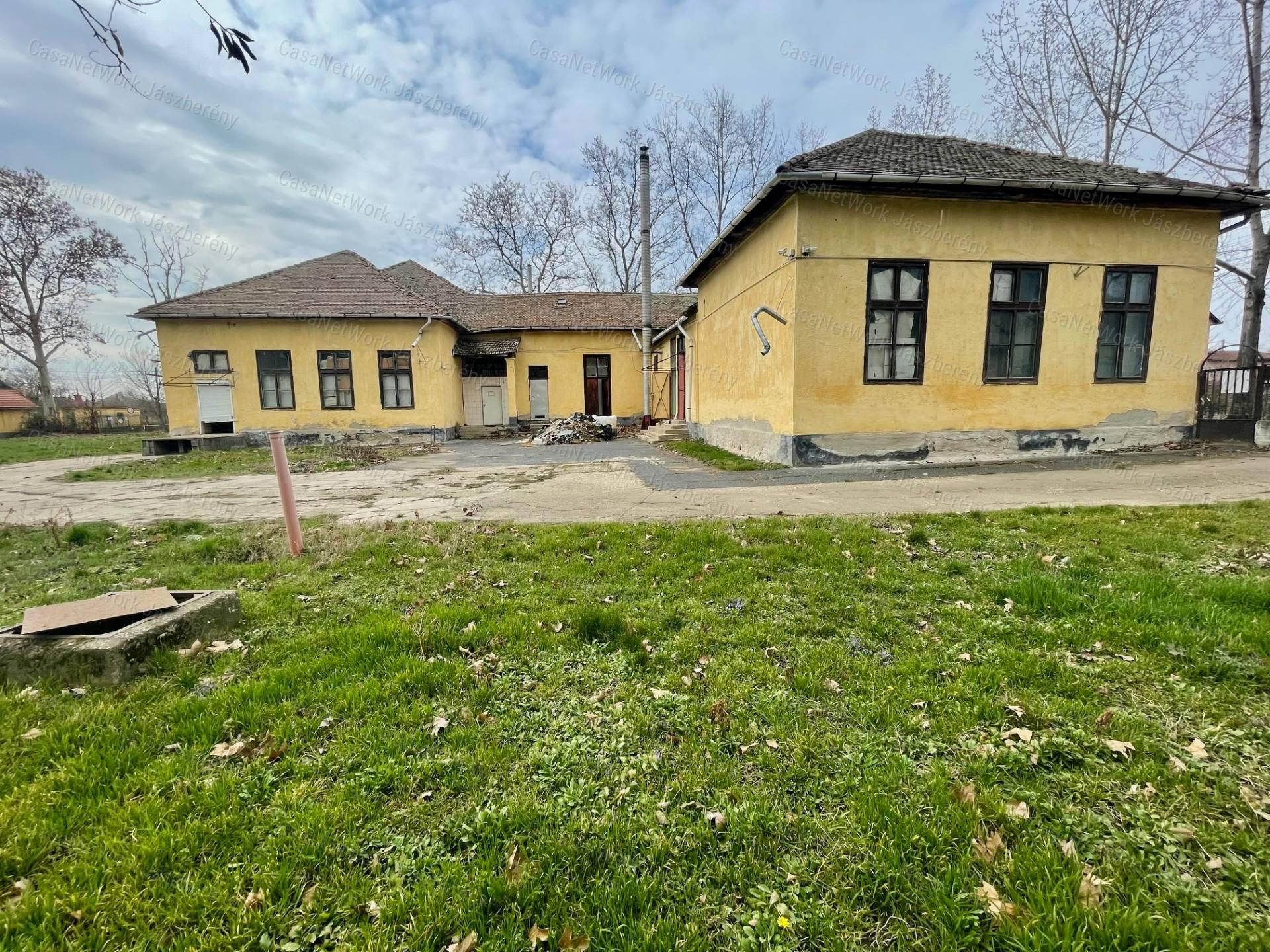Eladó Kunhegyes központjában 340 nm-es épület fejlesztési potenciállal