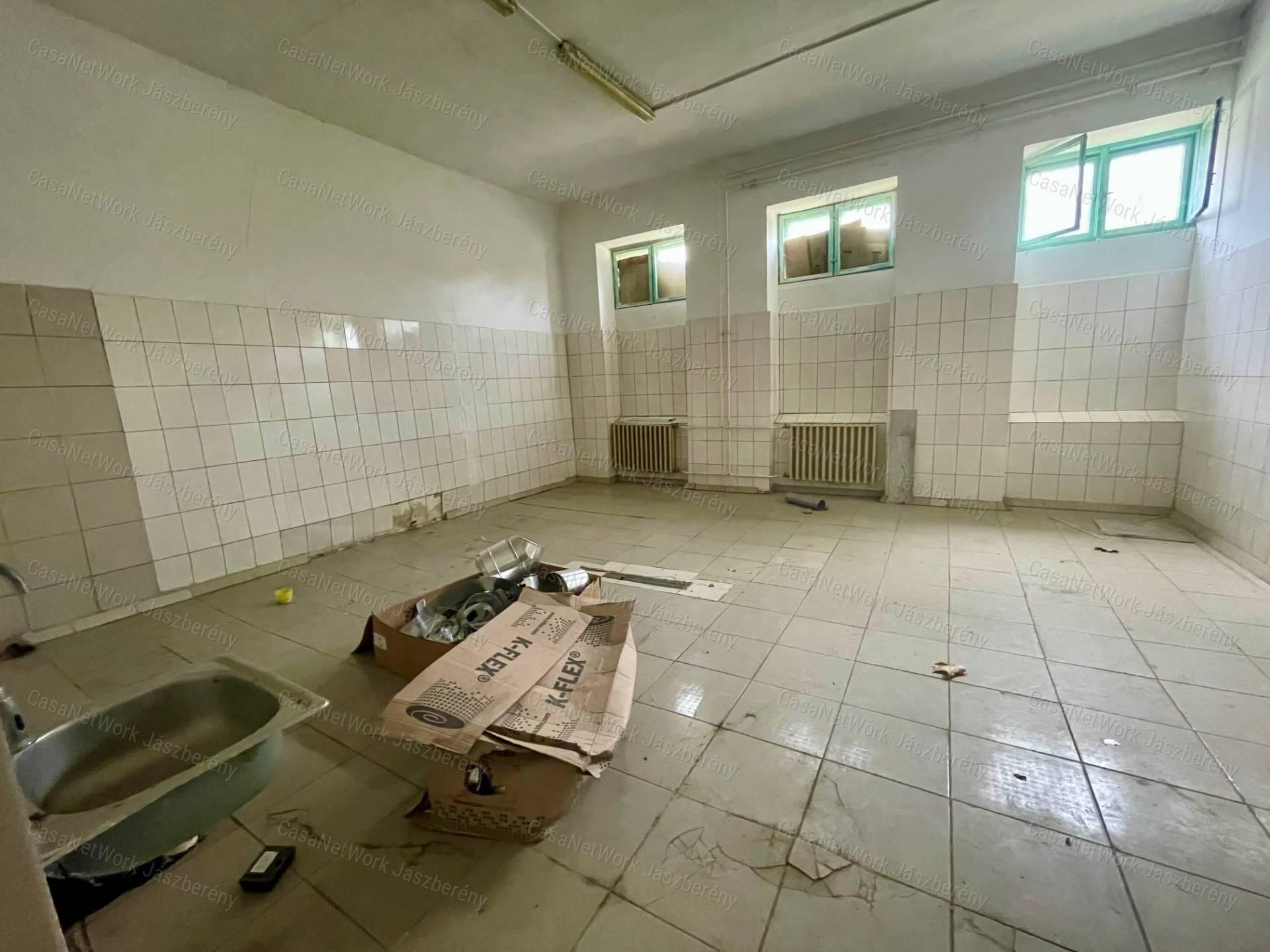 Eladó Kunhegyes központjában 340 nm-es épület fejlesztési potenciállal