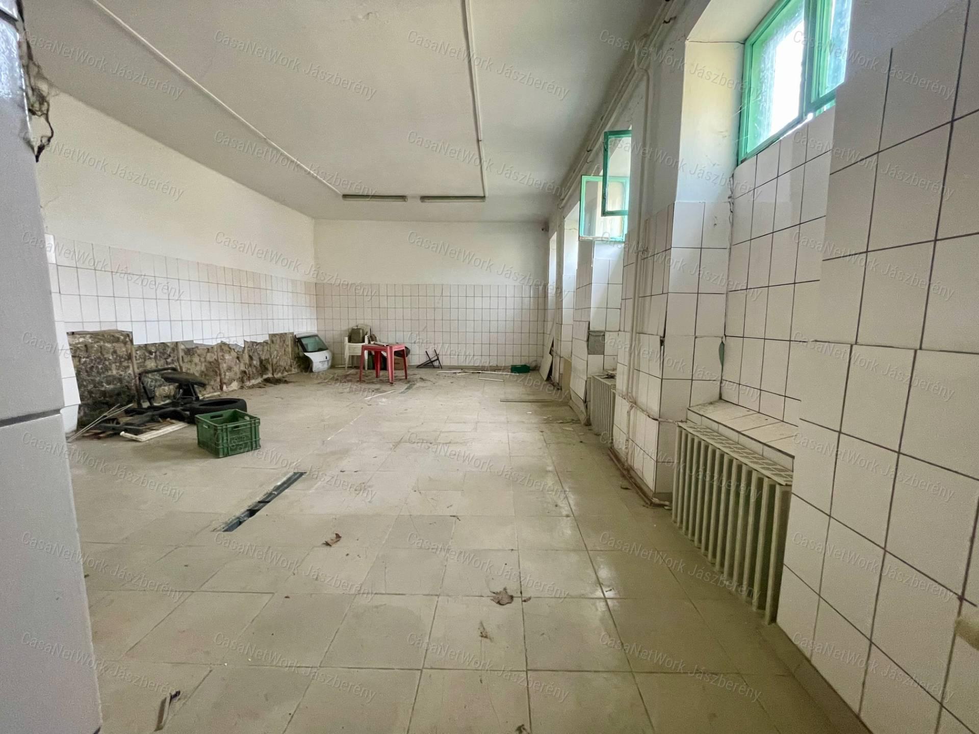 Eladó Kunhegyes központjában 340 nm-es épület fejlesztési potenciállal