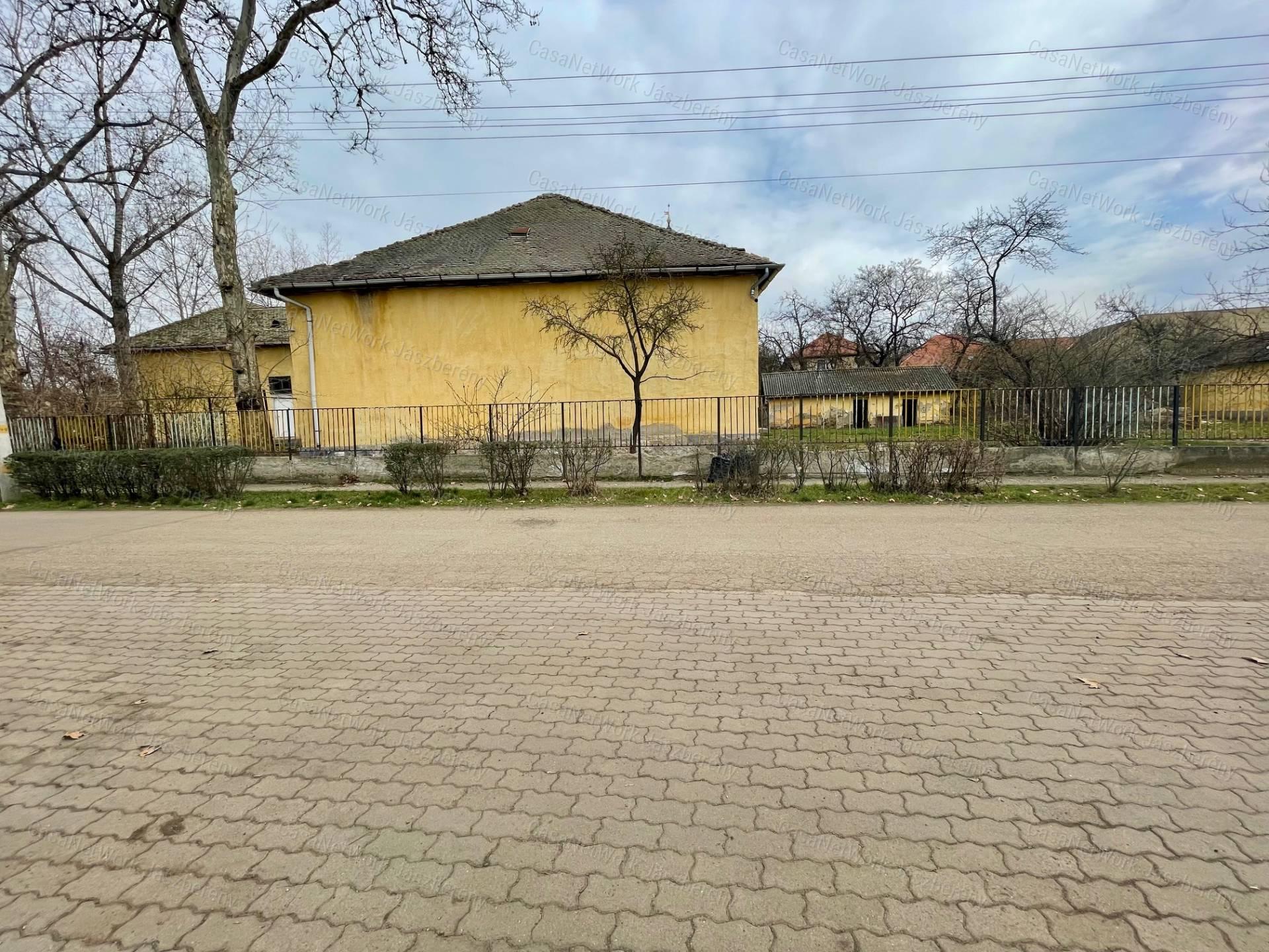 Eladó Kunhegyes központjában 340 nm-es épület fejlesztési potenciállal