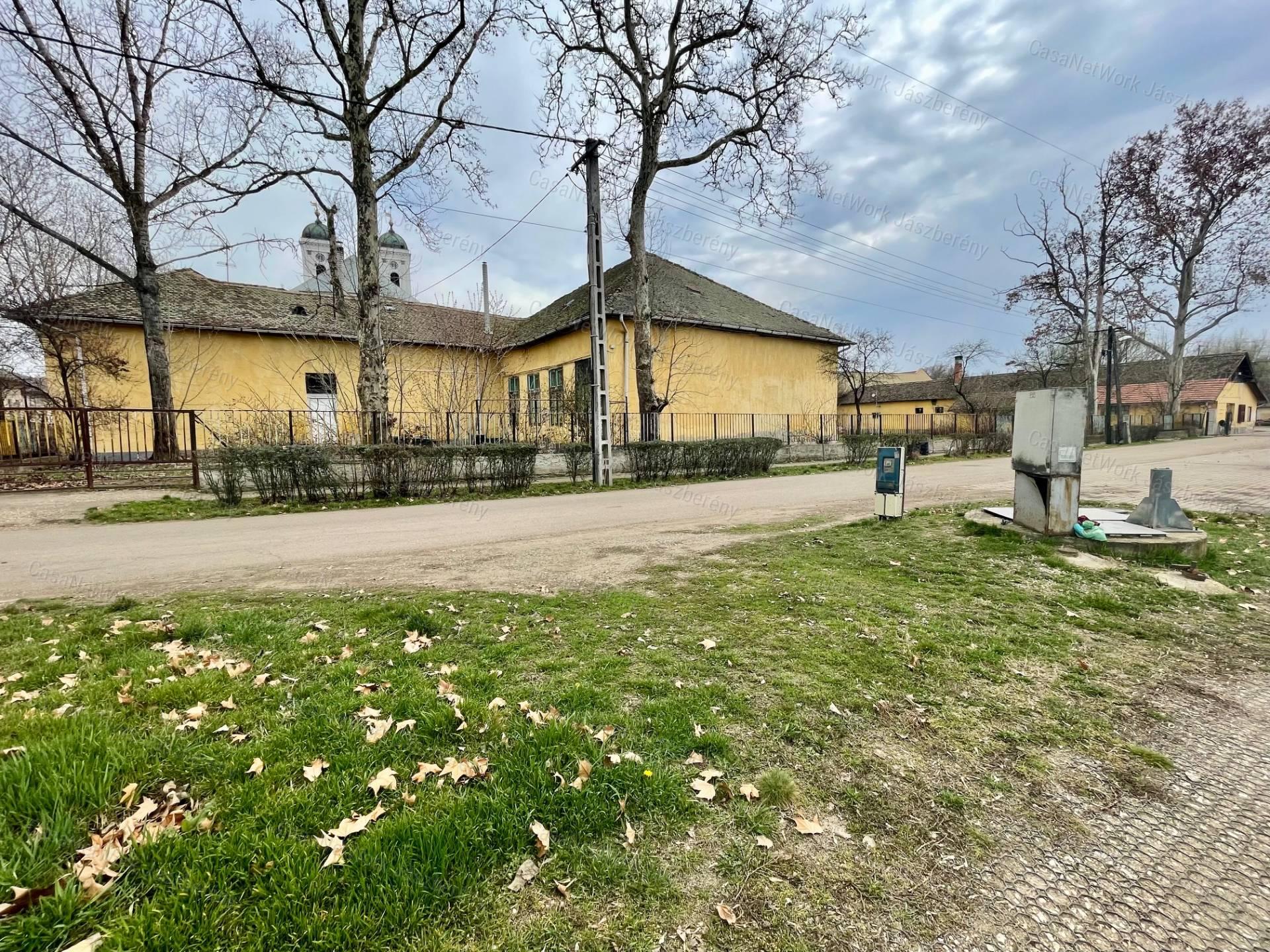 Eladó Kunhegyes központjában 340 nm-es épület fejlesztési potenciállal