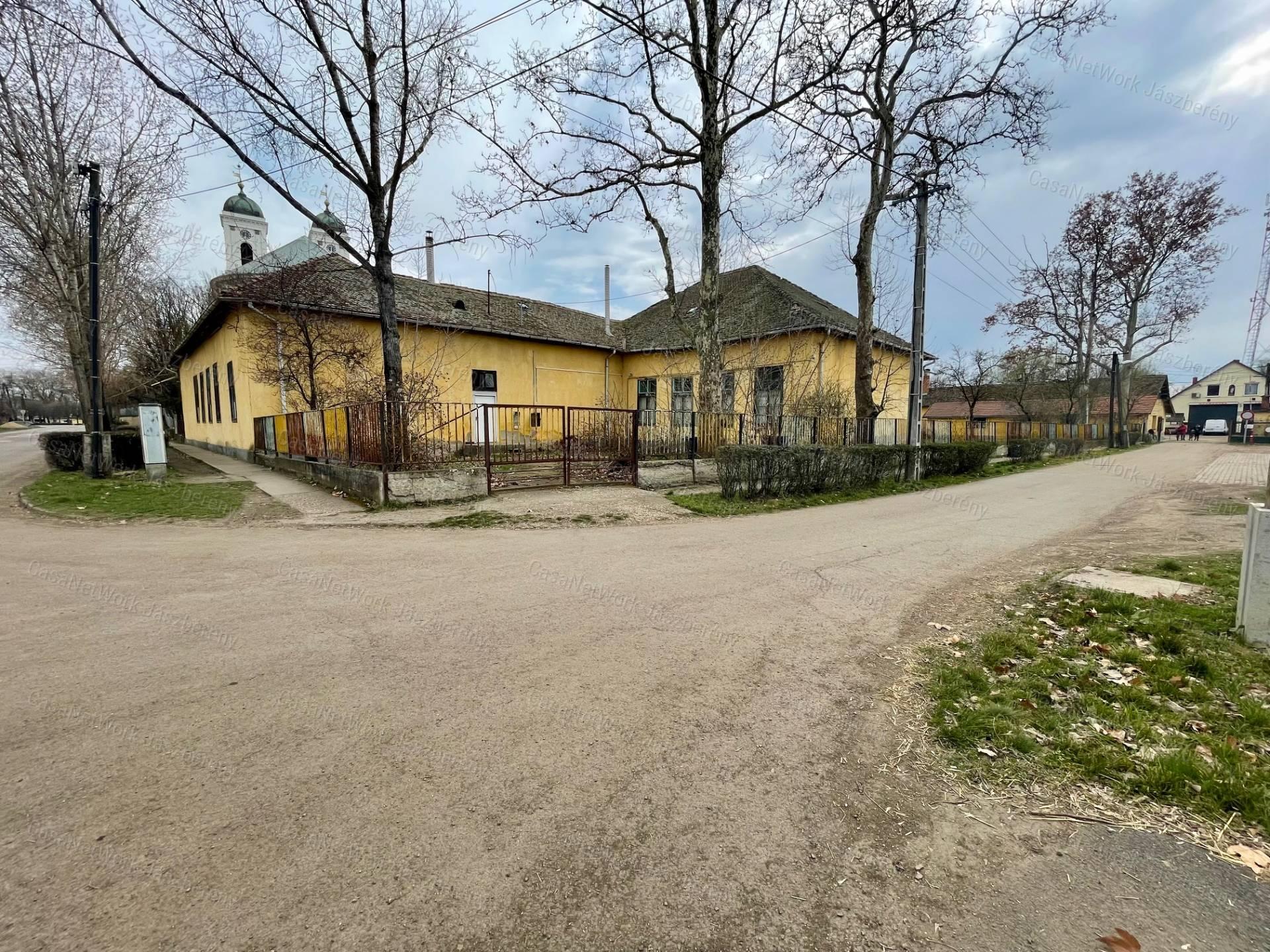 Eladó Kunhegyes központjában 340 nm-es épület fejlesztési potenciállal