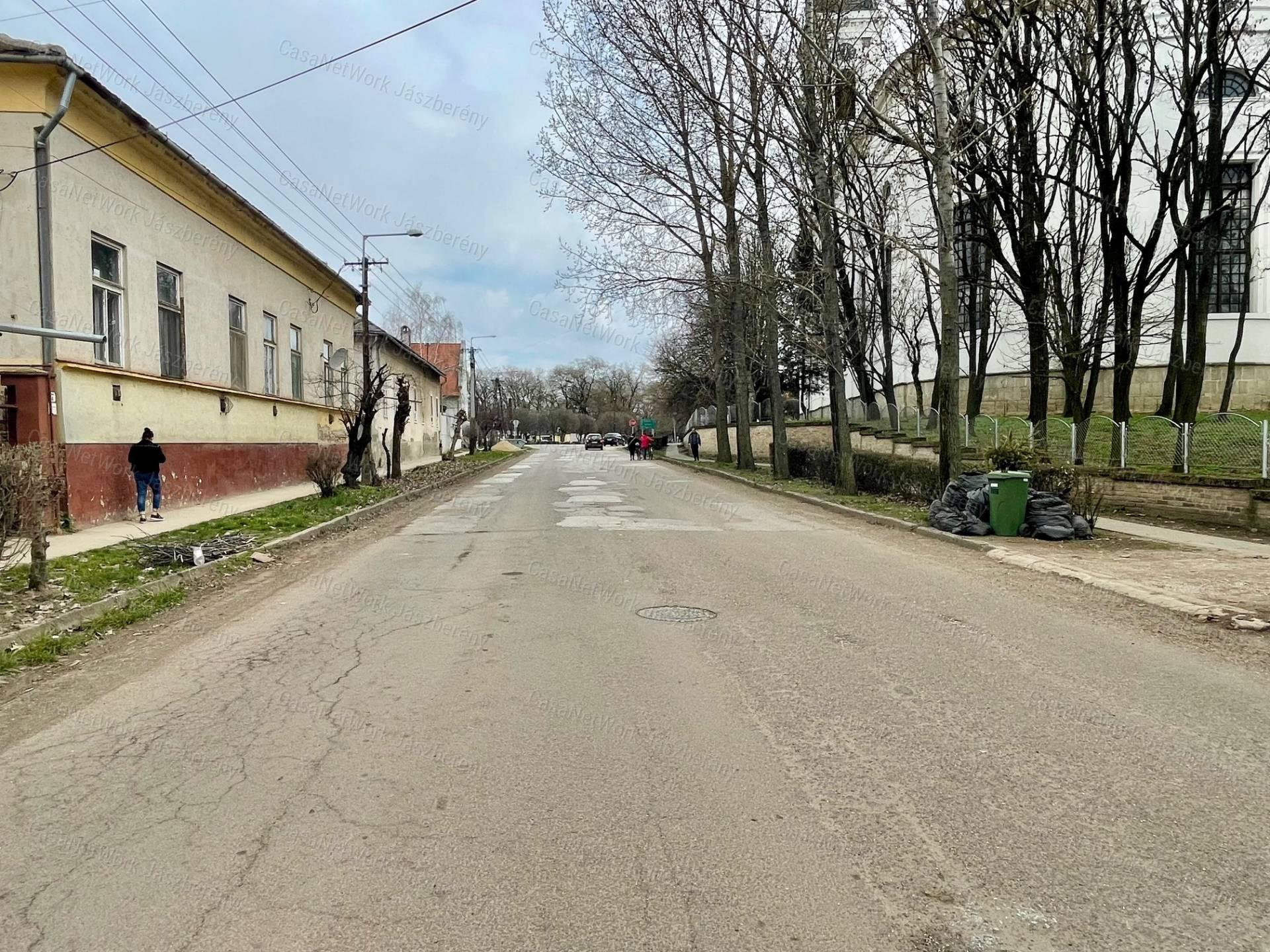 Eladó Kunhegyes központjában 340 nm-es épület fejlesztési potenciállal
