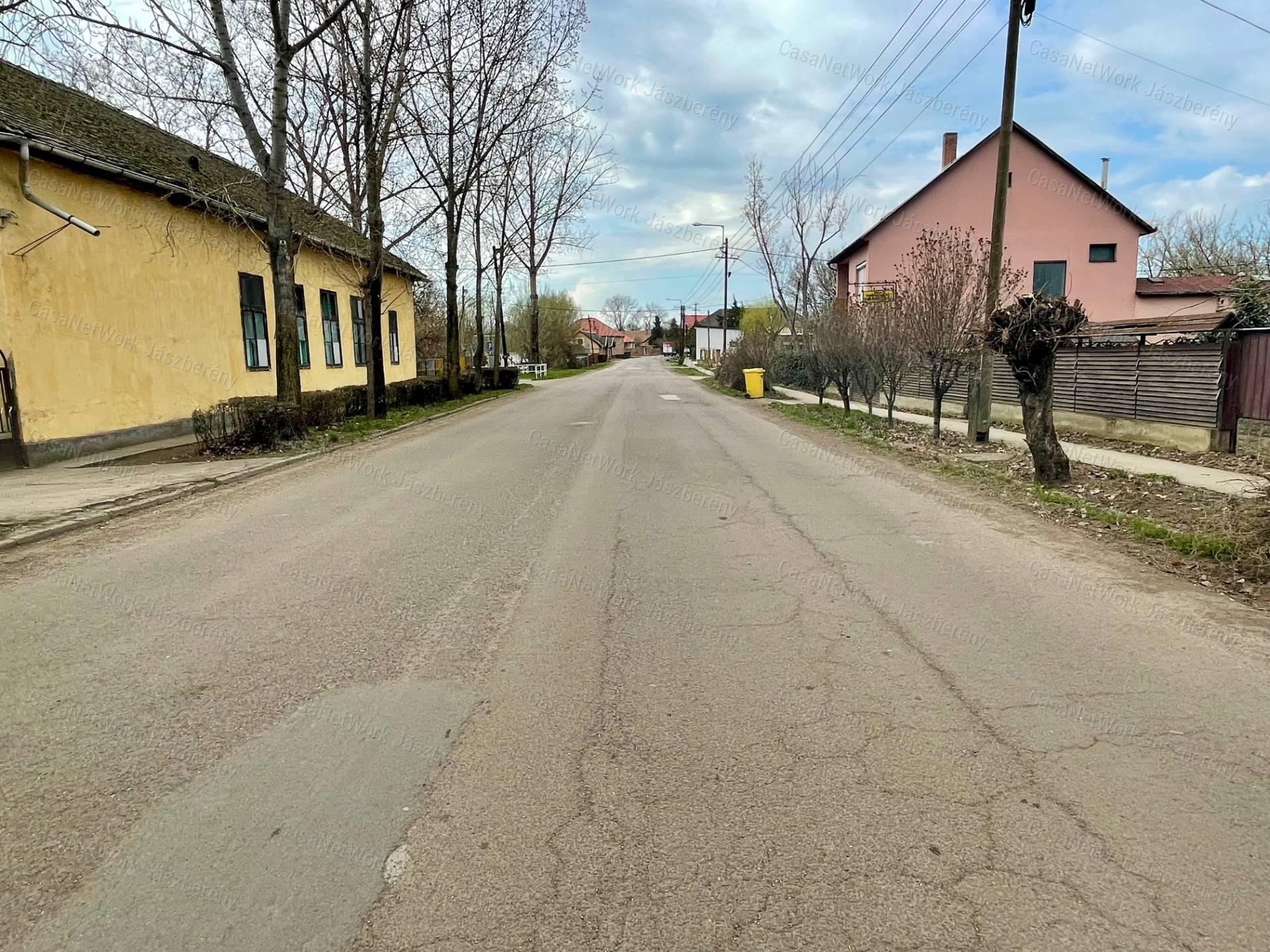 Eladó Kunhegyes központjában 340 nm-es épület fejlesztési potenciállal