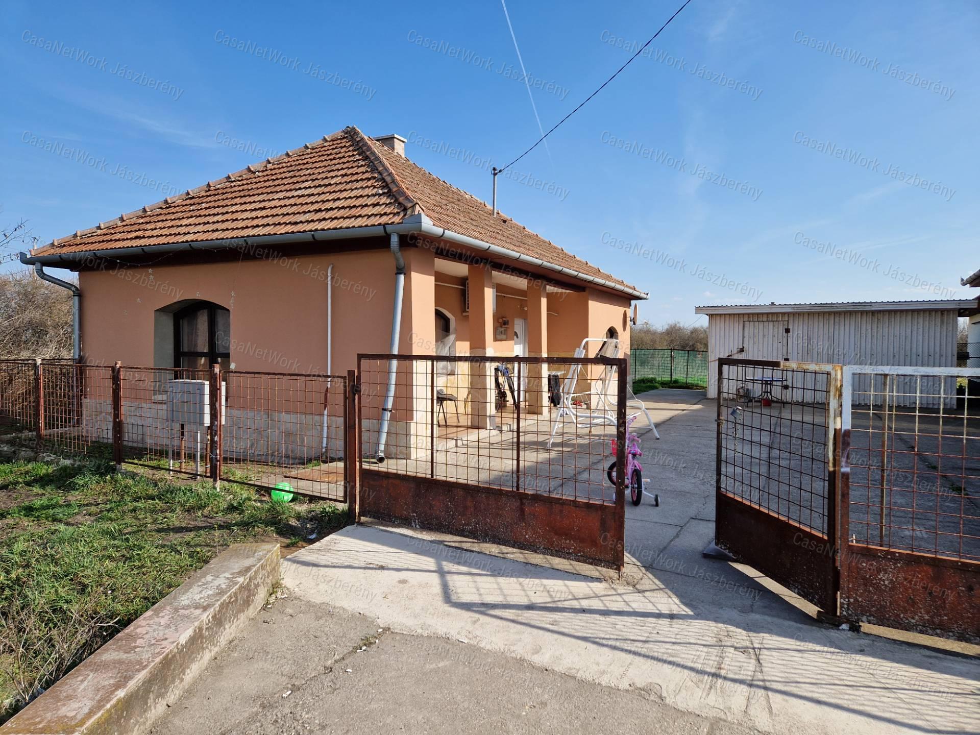 Tarnaörsön, 42 nm-es, felújított, 1 szobás, nappalis családi ház eladó