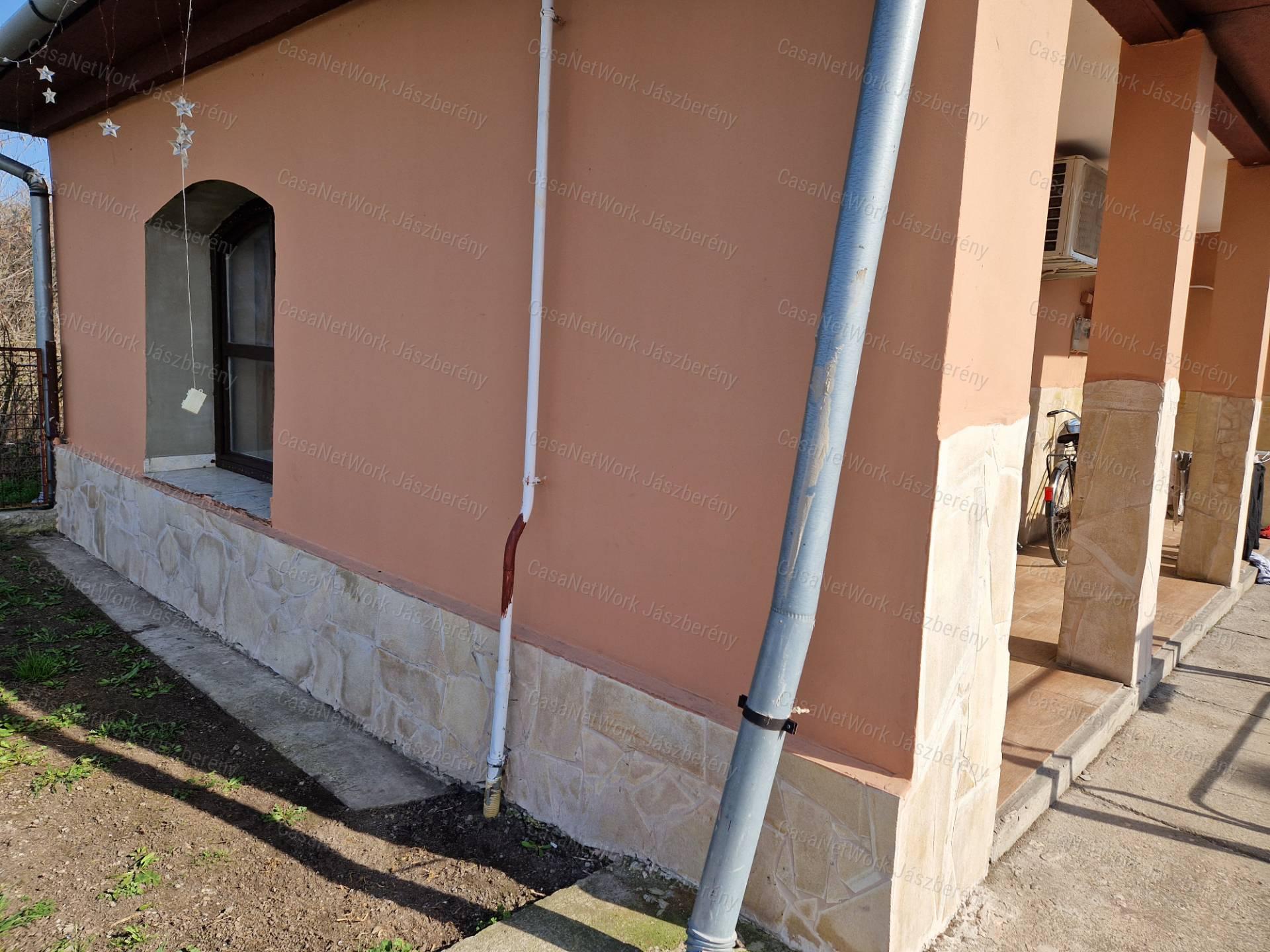 Tarnaörsön, 42 nm-es, felújított, 1 szobás, nappalis családi ház eladó