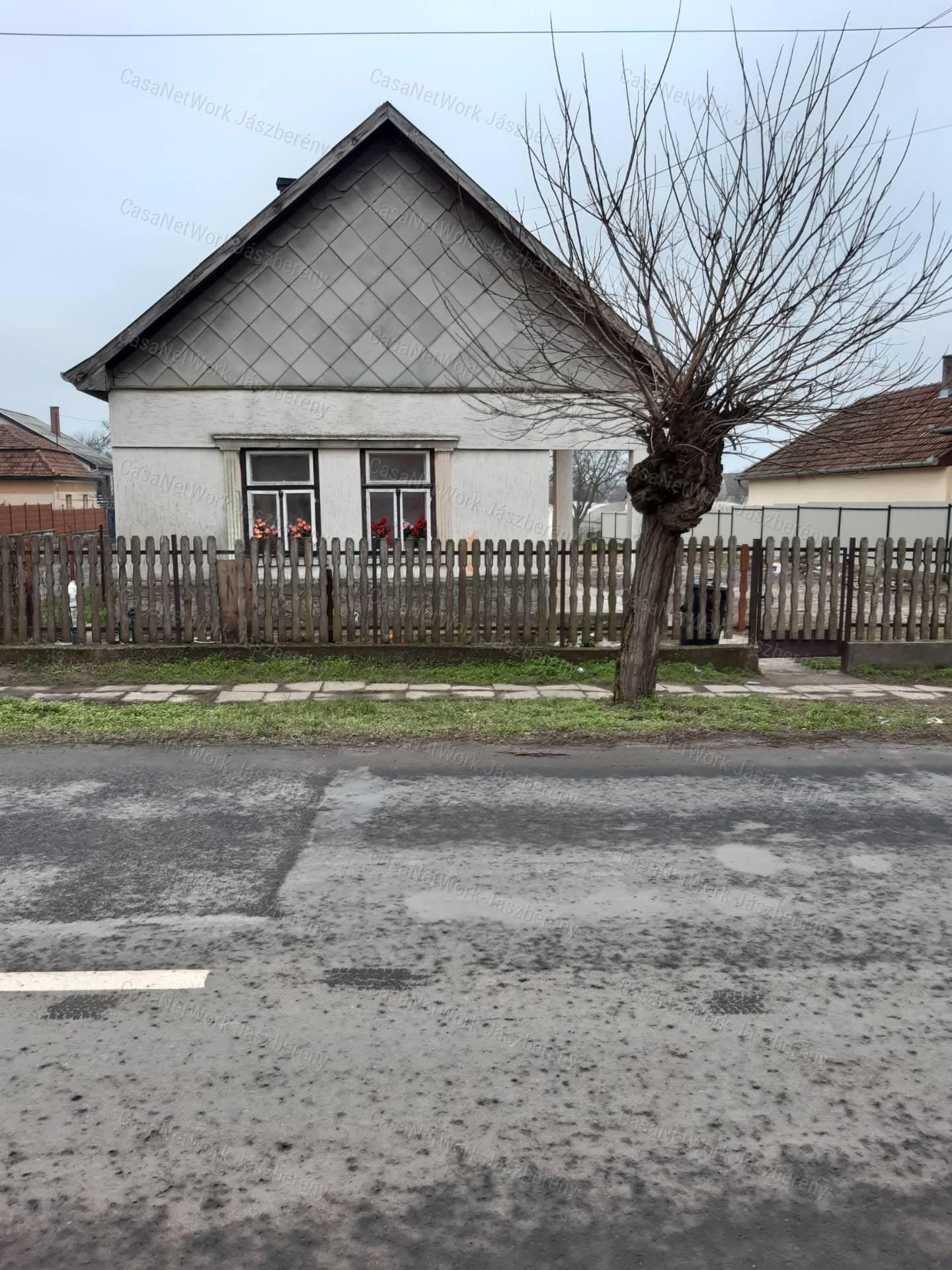 Pusztamonostoron 74 nm-es, 2 szobás parasztház eladó