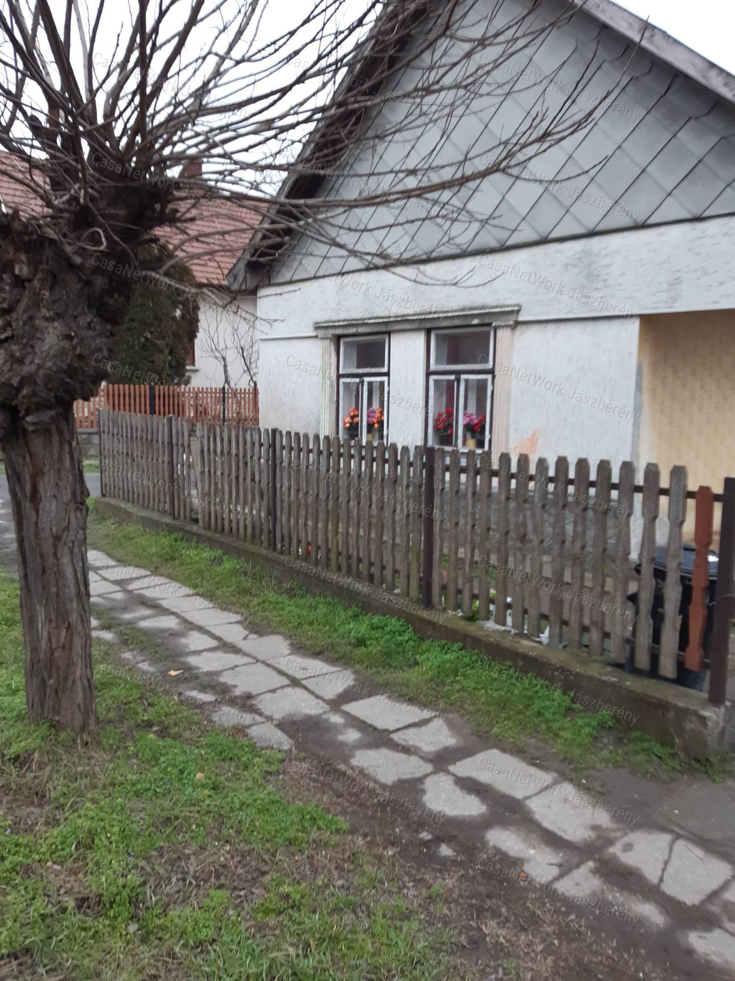 Pusztamonostoron 74 nm-es, 2 szobás parasztház eladó