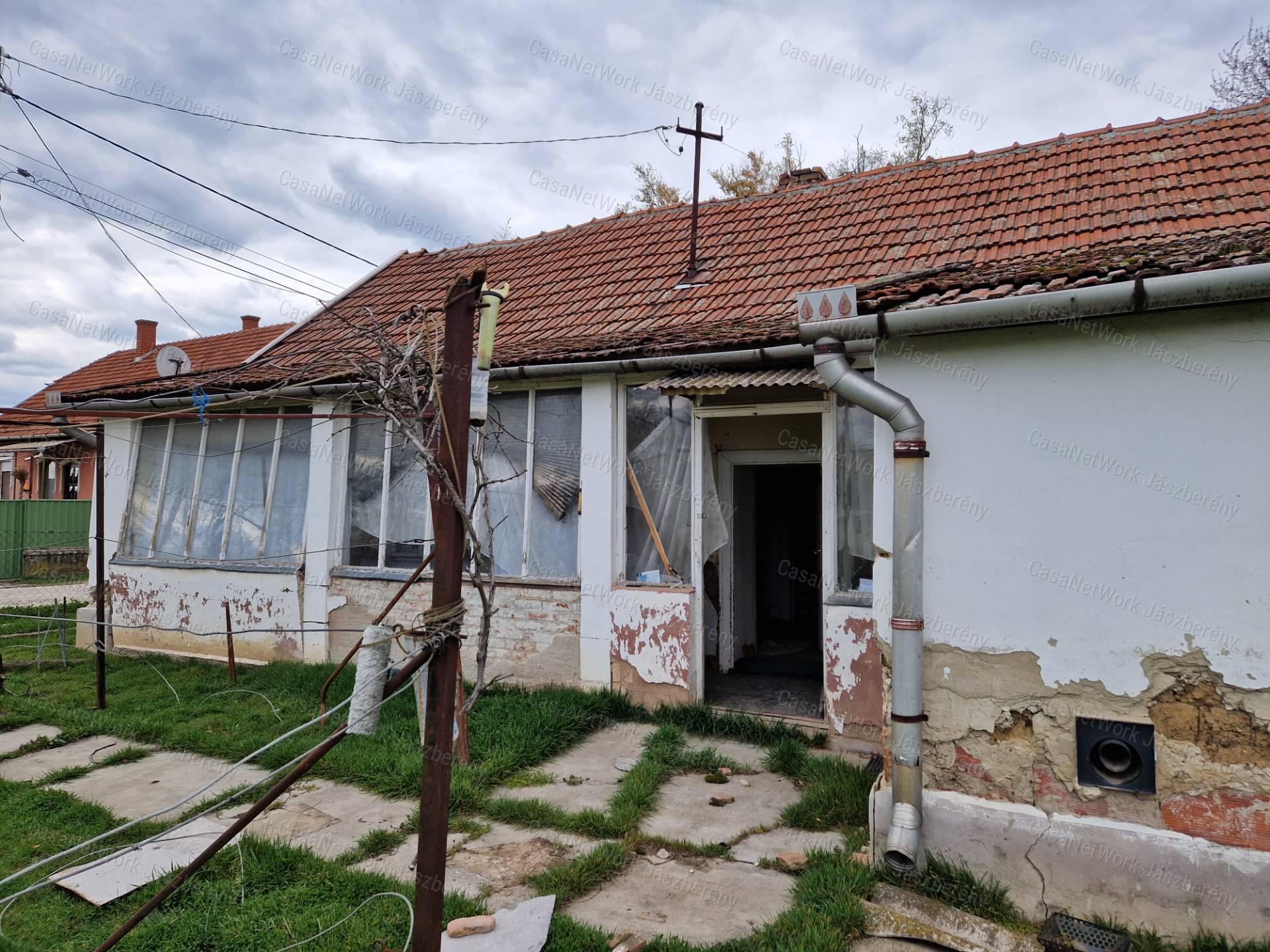 Jászdózsán 63 nm-es, erősen felújítandó vagy lebontandó ház eladó