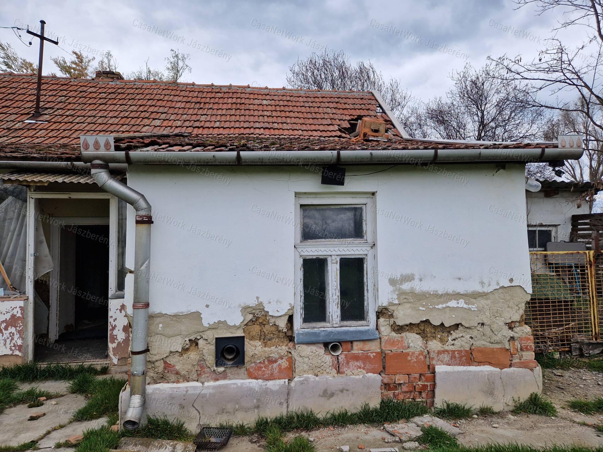 Jászdózsán 63 nm-es, erősen felújítandó vagy lebontandó ház eladó