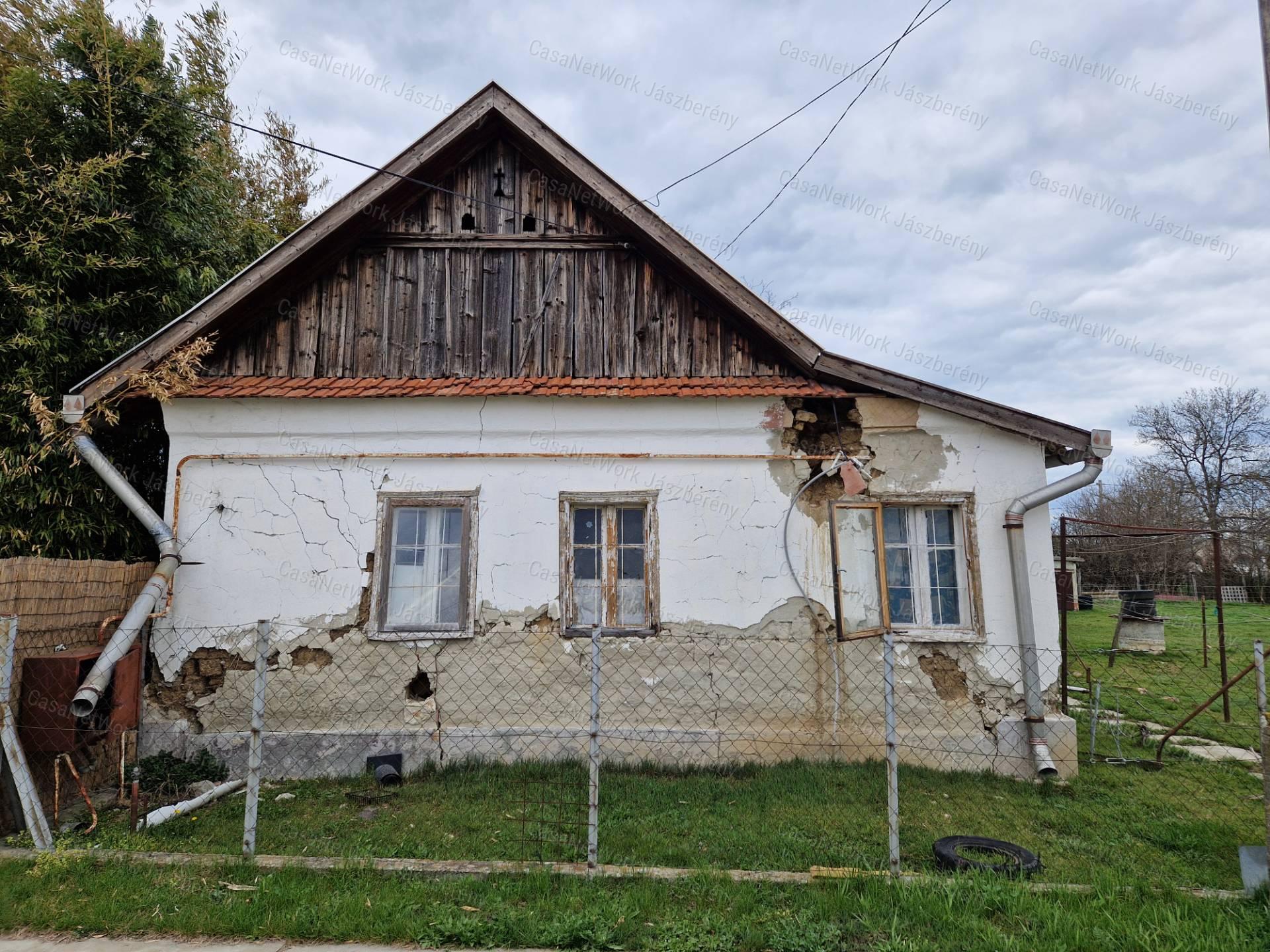 Jászdózsán 63 nm-es, erősen felújítandó vagy lebontandó ház eladó