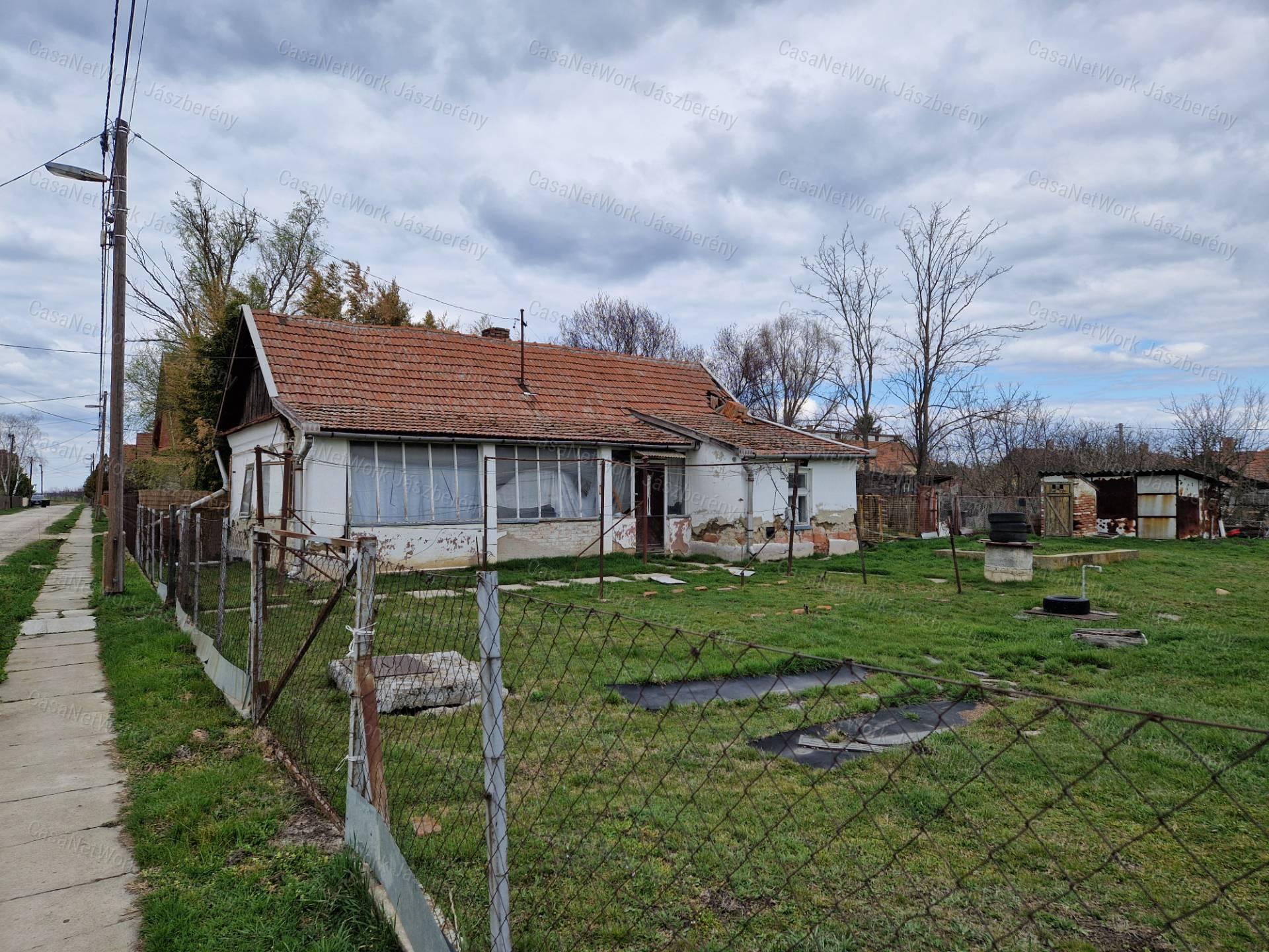 Jászdózsán 63 nm-es, erősen felújítandó vagy lebontandó ház eladó