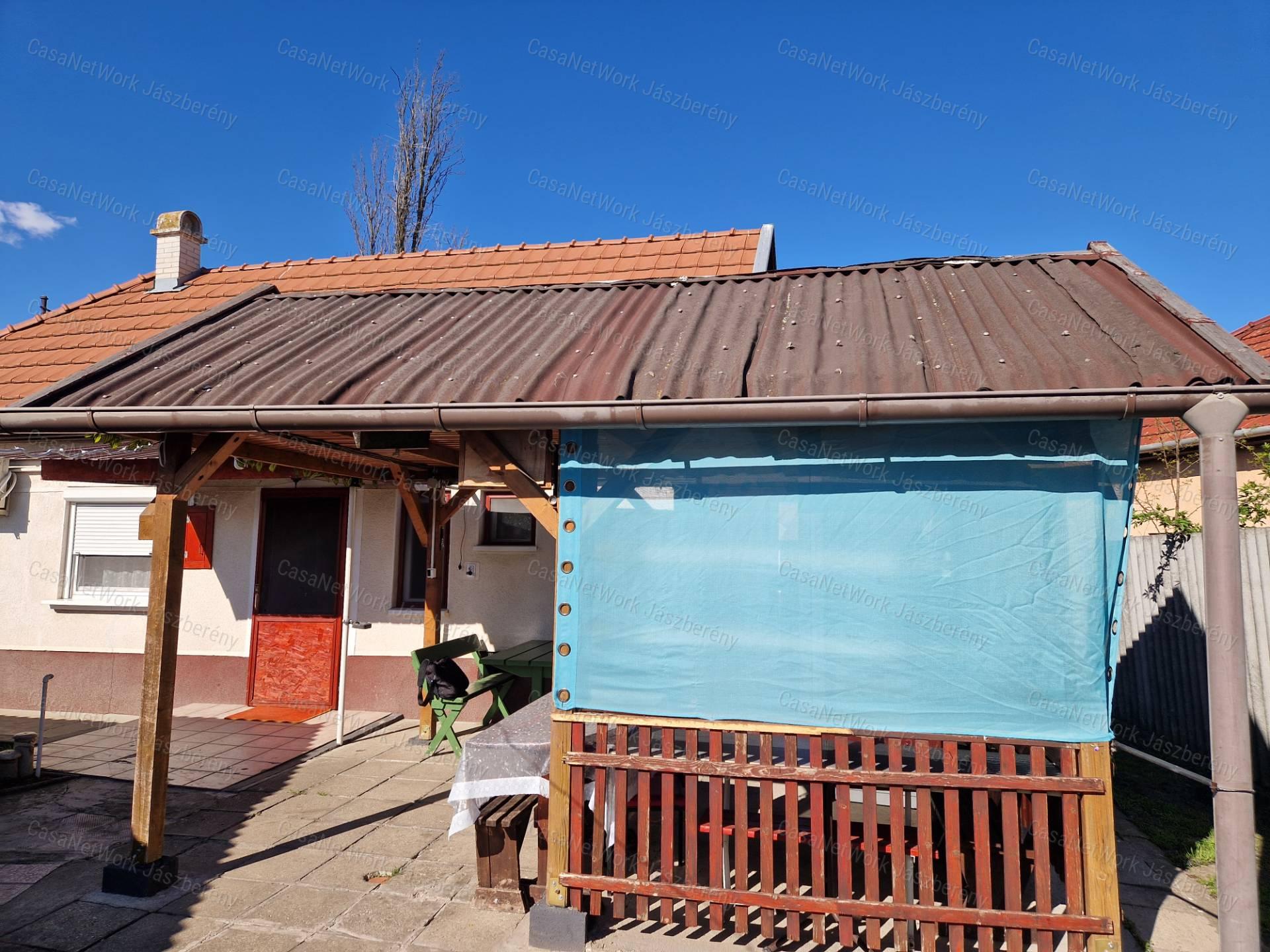 Jászapátin 200 nm-es telken, 55 nm-es, 2 szobás családi ház eladó!