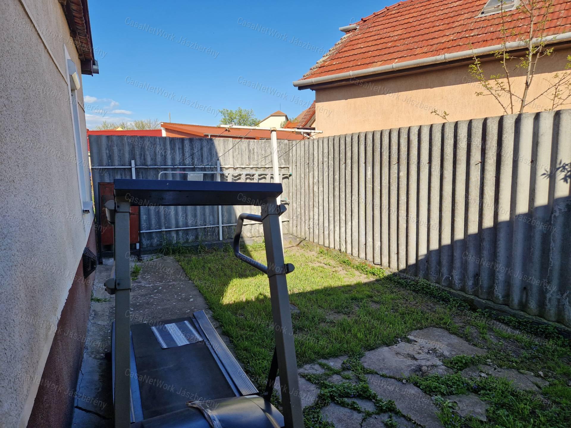 Jászapátin 200 nm-es telken, 55 nm-es, 2 szobás családi ház eladó!