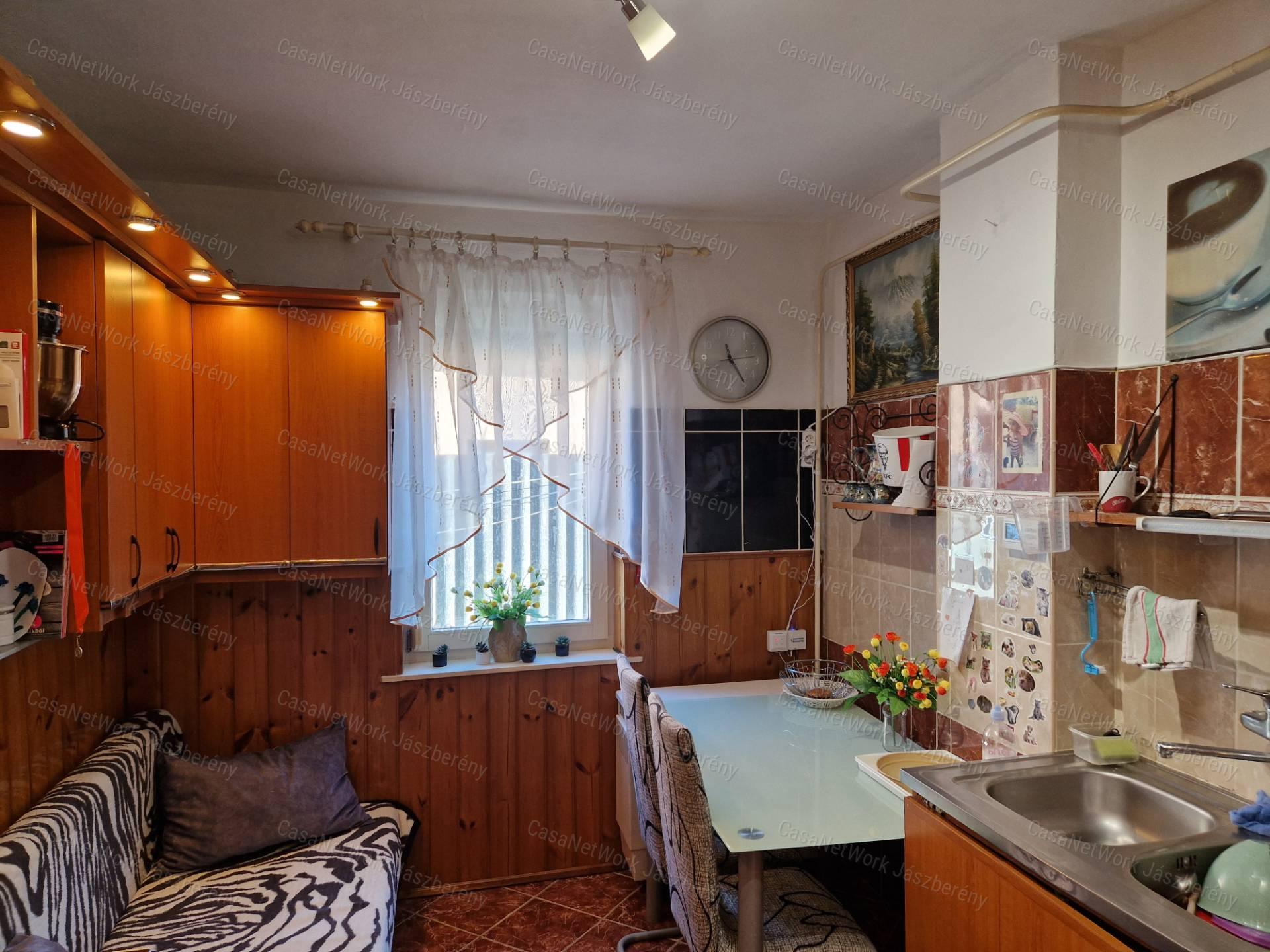 Jászapátin 200 nm-es telken, 55 nm-es, 2 szobás családi ház eladó!