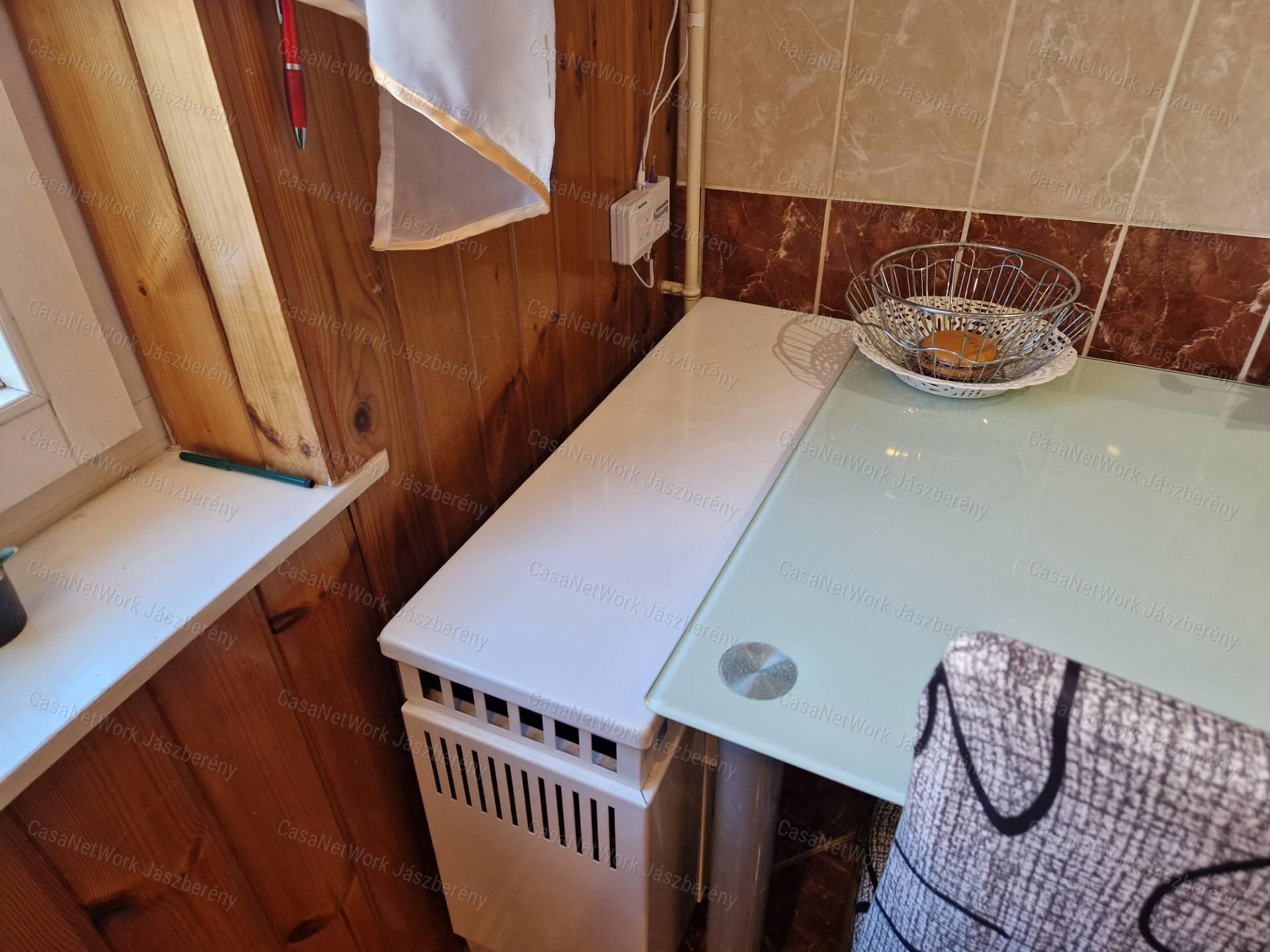 Jászapátin 200 nm-es telken, 55 nm-es, 2 szobás családi ház eladó!