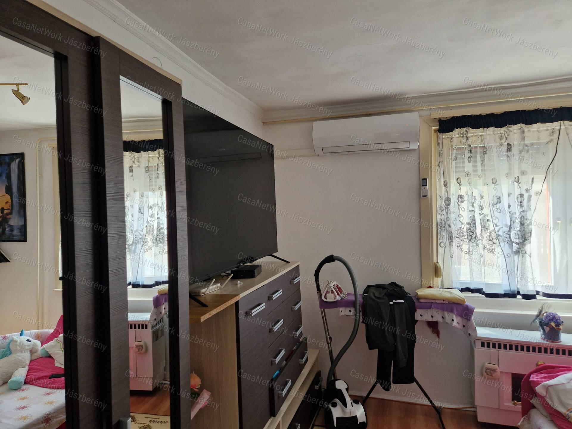 Jászapátin 200 nm-es telken, 55 nm-es, 2 szobás családi ház eladó!