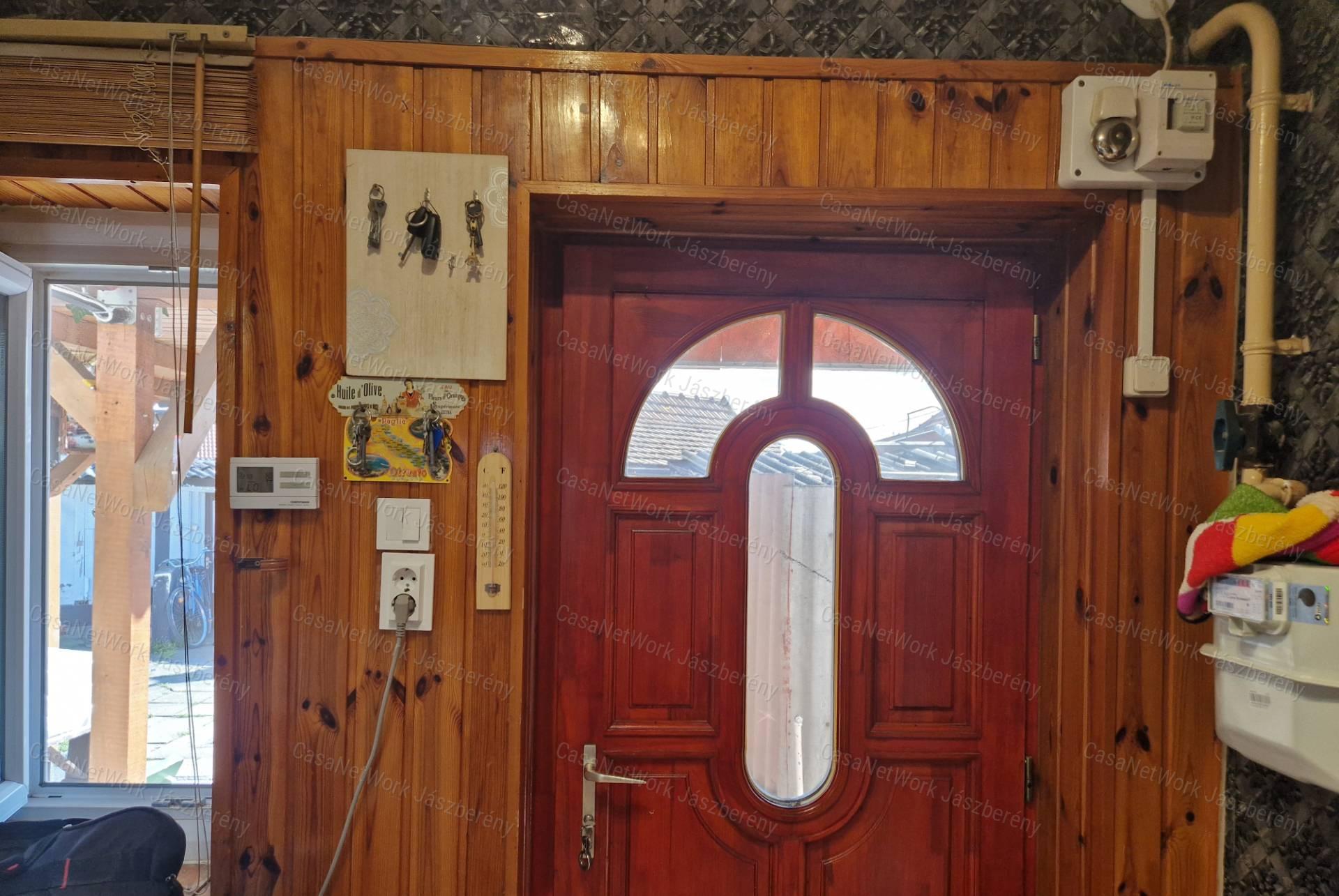 Jászapátin 200 nm-es telken, 55 nm-es, 2 szobás családi ház eladó!
