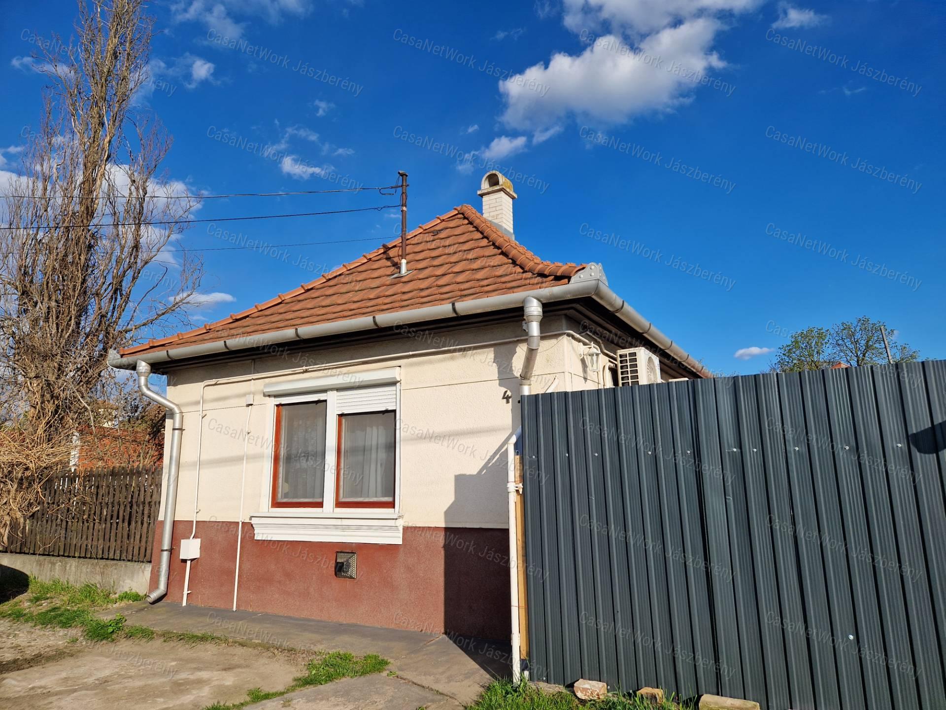 Jászapátin 200 nm-es telken, 55 nm-es, 2 szobás családi ház eladó!