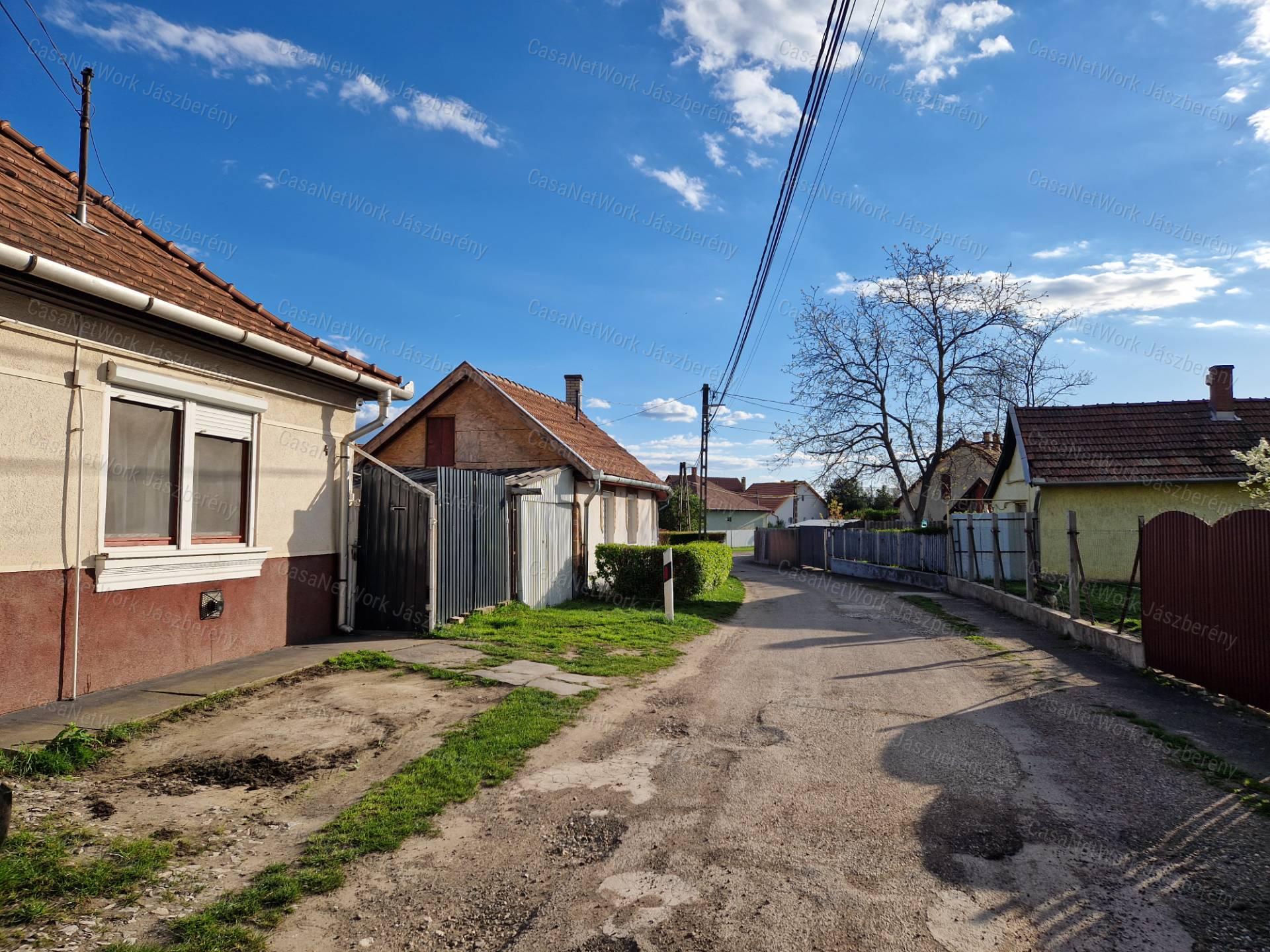 Jászapátin 200 nm-es telken, 55 nm-es, 2 szobás családi ház eladó!