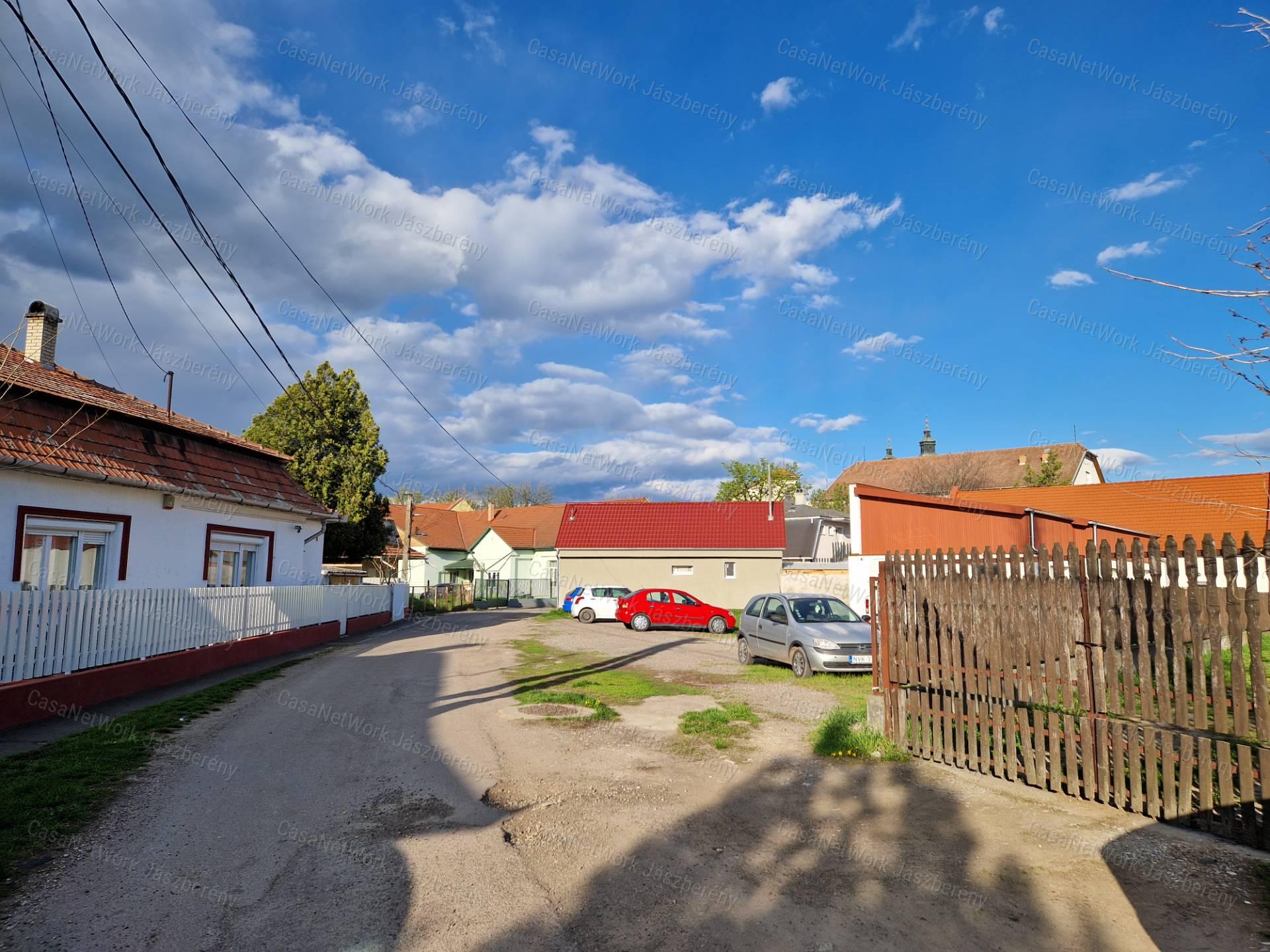 Jászapátin 200 nm-es telken, 55 nm-es, 2 szobás családi ház eladó!