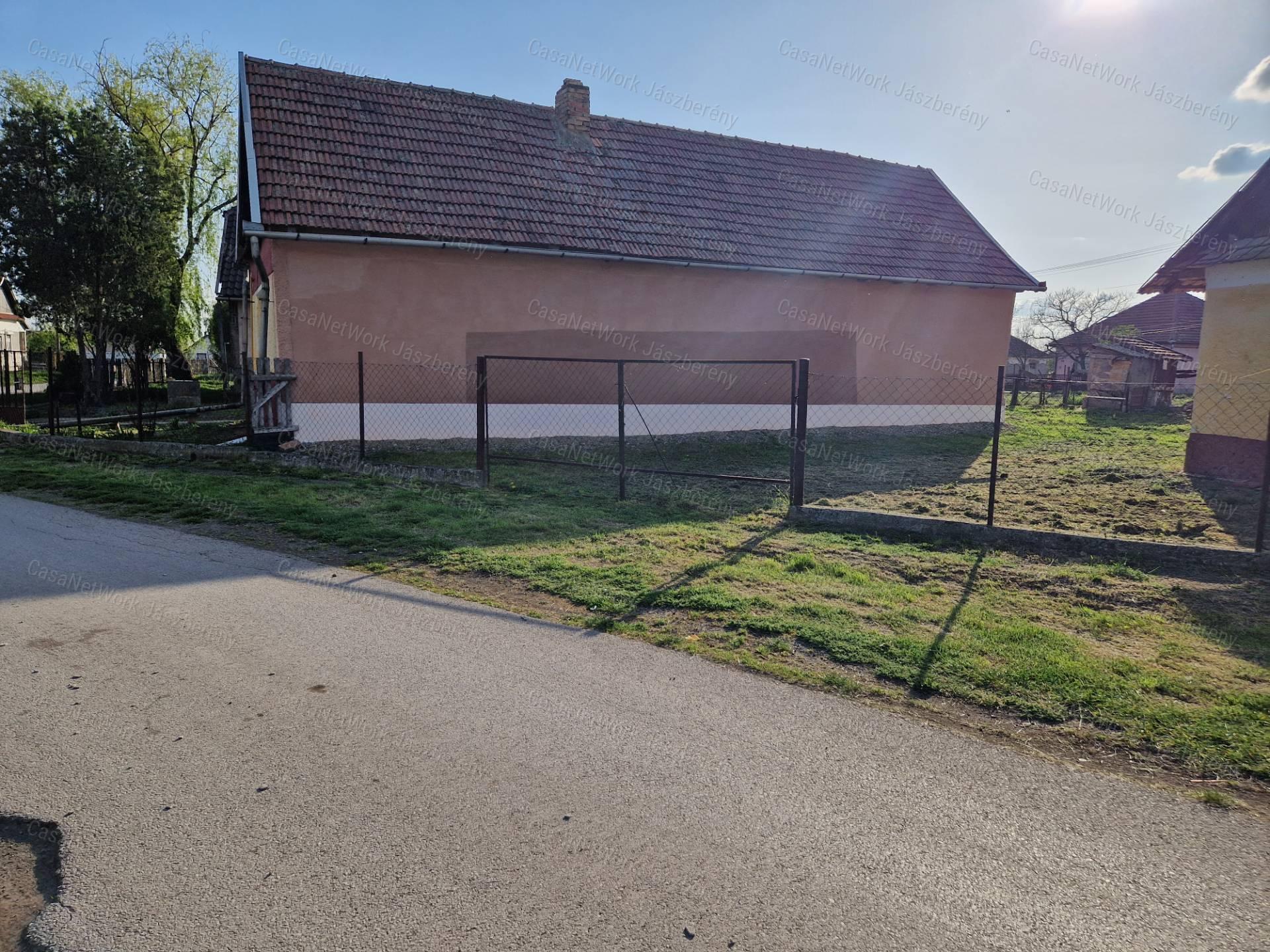 Tarnaörsön 53 nm-es, felújítandó, 2 szobás parasztház eladó