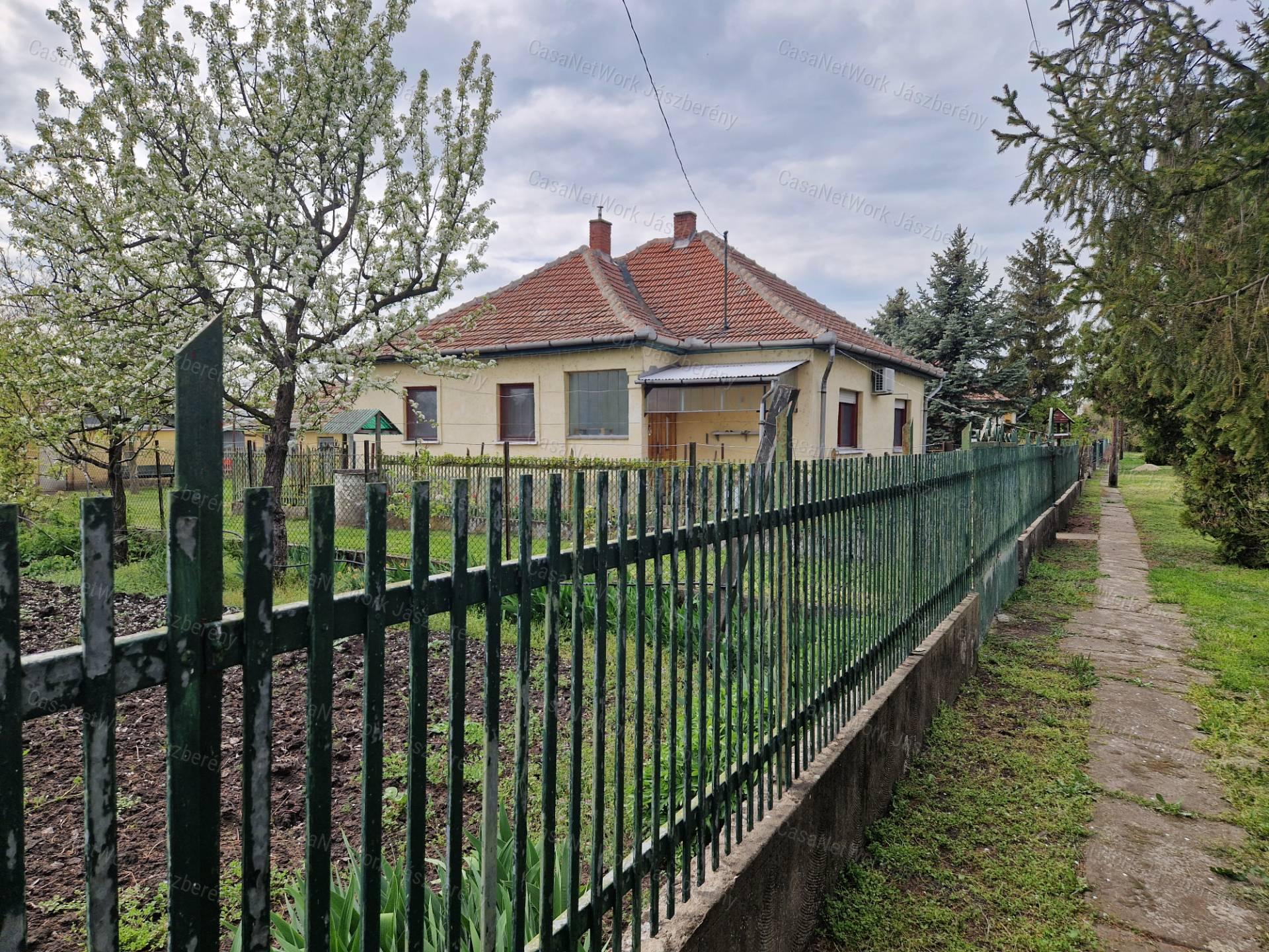Hevesvezekényen, jó állapotú, 91 nm-es, 3 szobás családi ház eladó