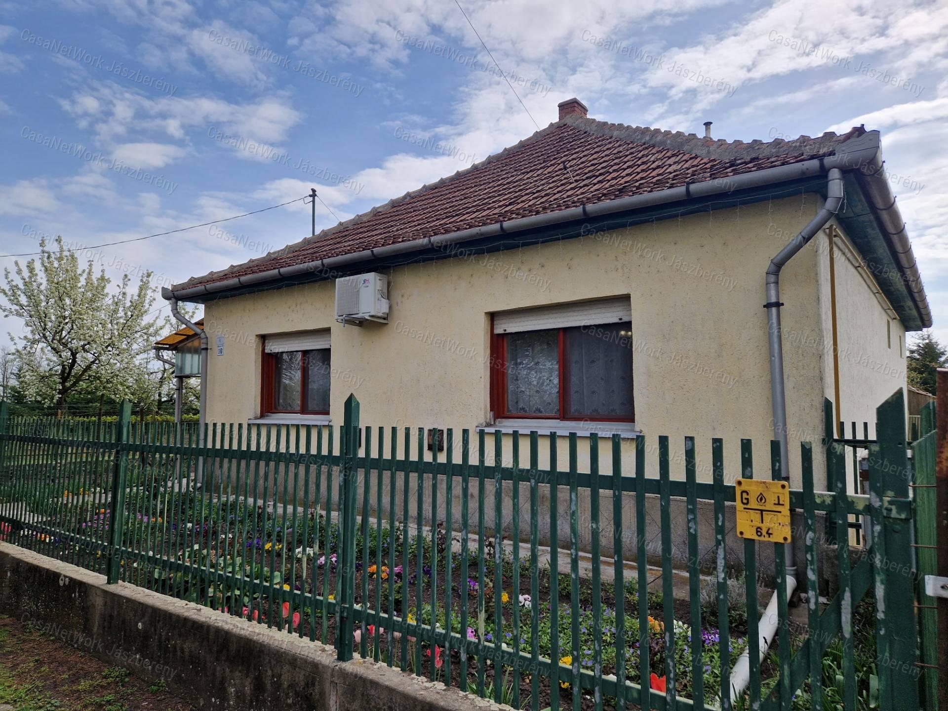 Hevesvezekényen, jó állapotú, 91 nm-es, 3 szobás családi ház eladó
