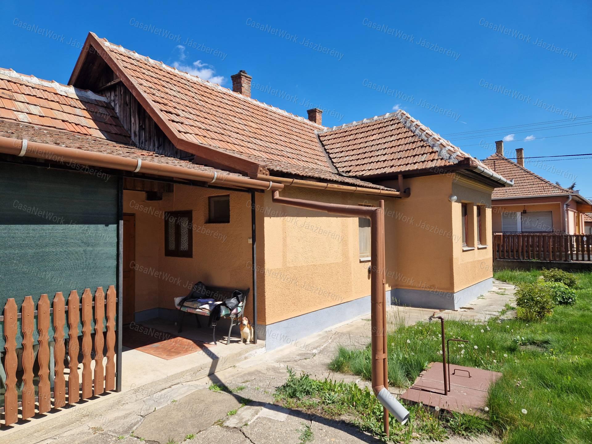 Jászapátin 407 nm-es telken, 83 nm-es, 2 szobás családi ház eladó