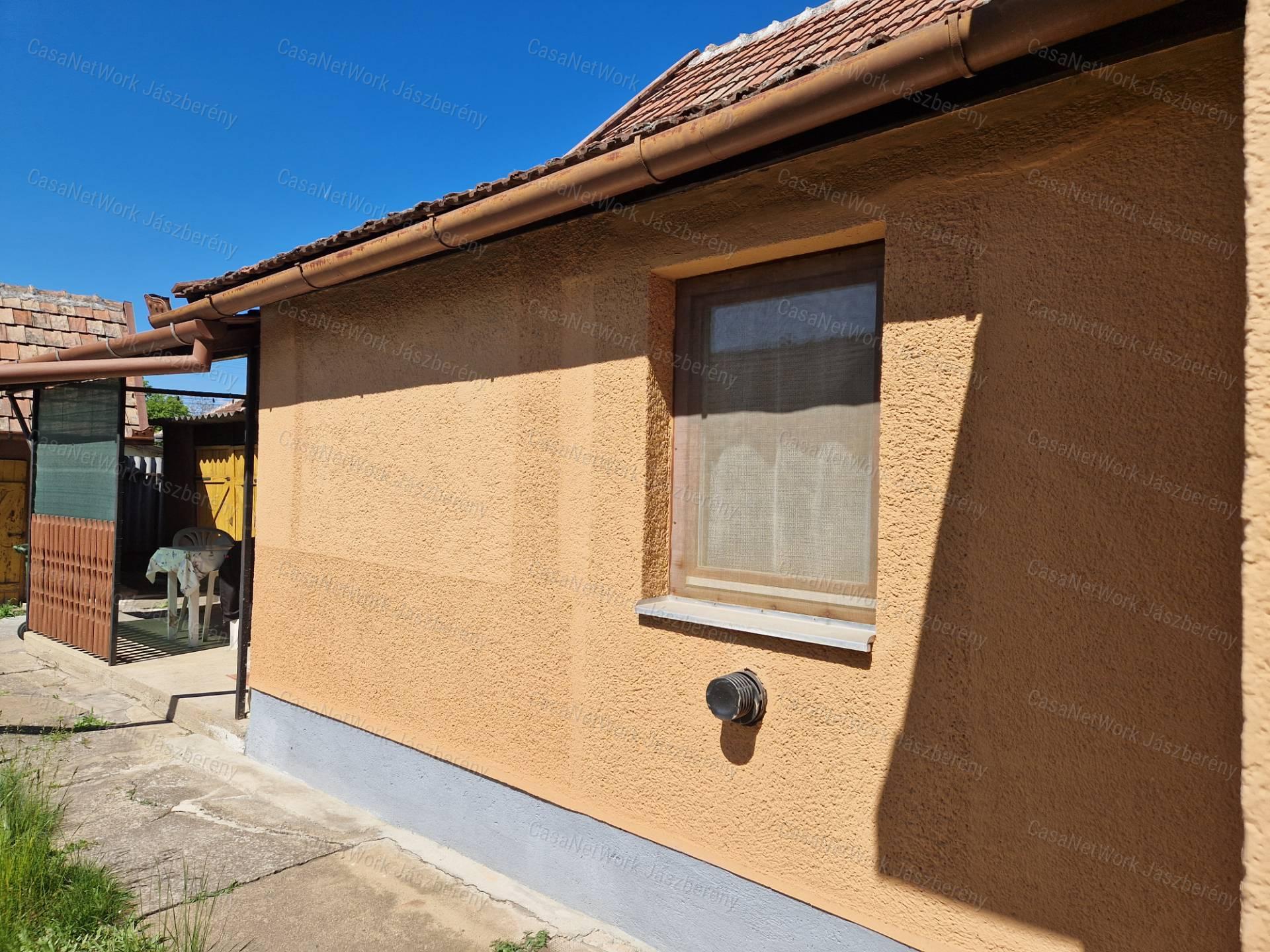 Jászapátin 407 nm-es telken, 83 nm-es, 2 szobás családi ház eladó