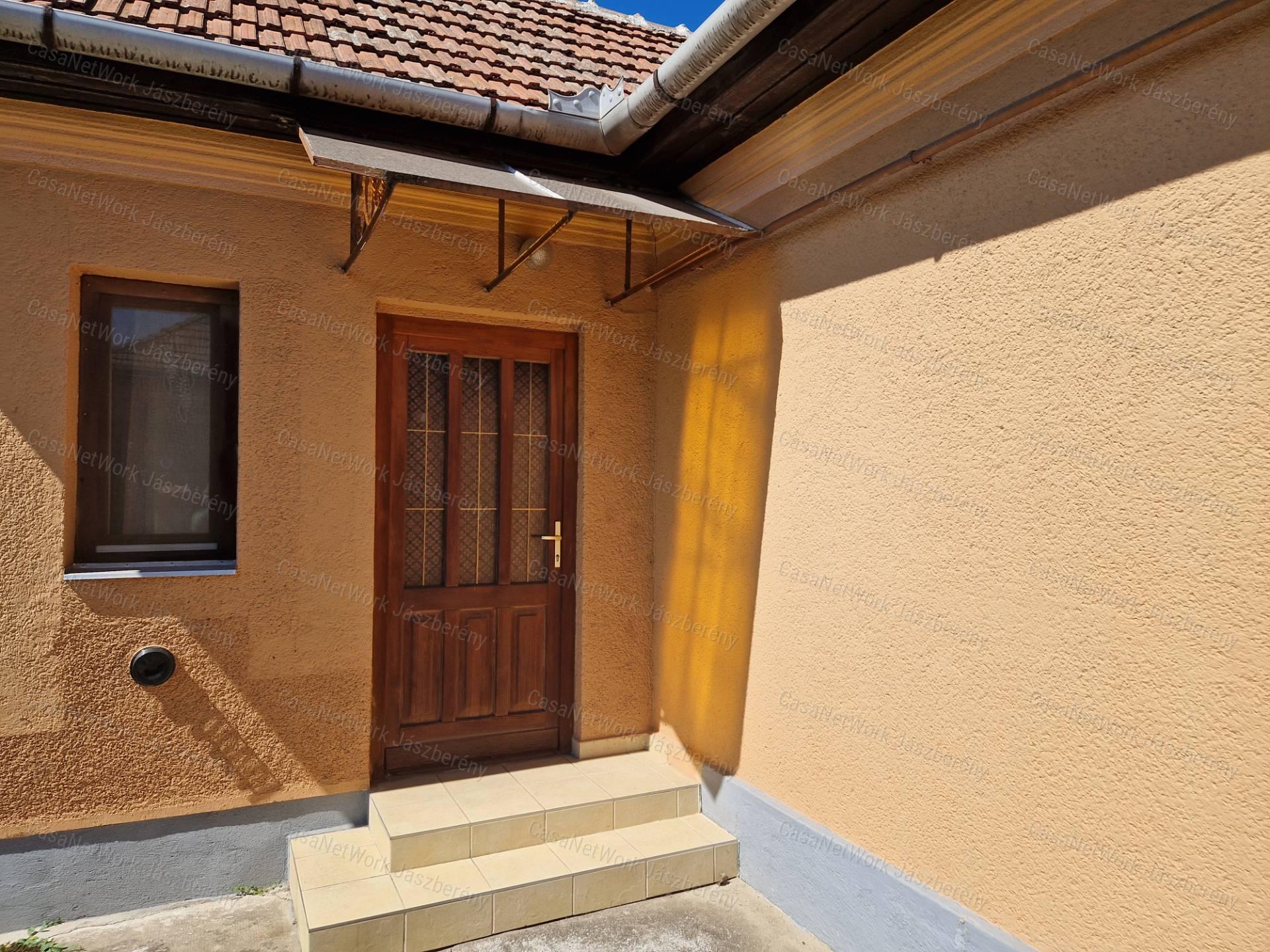 Jászapátin 407 nm-es telken, 83 nm-es, 2 szobás családi ház eladó