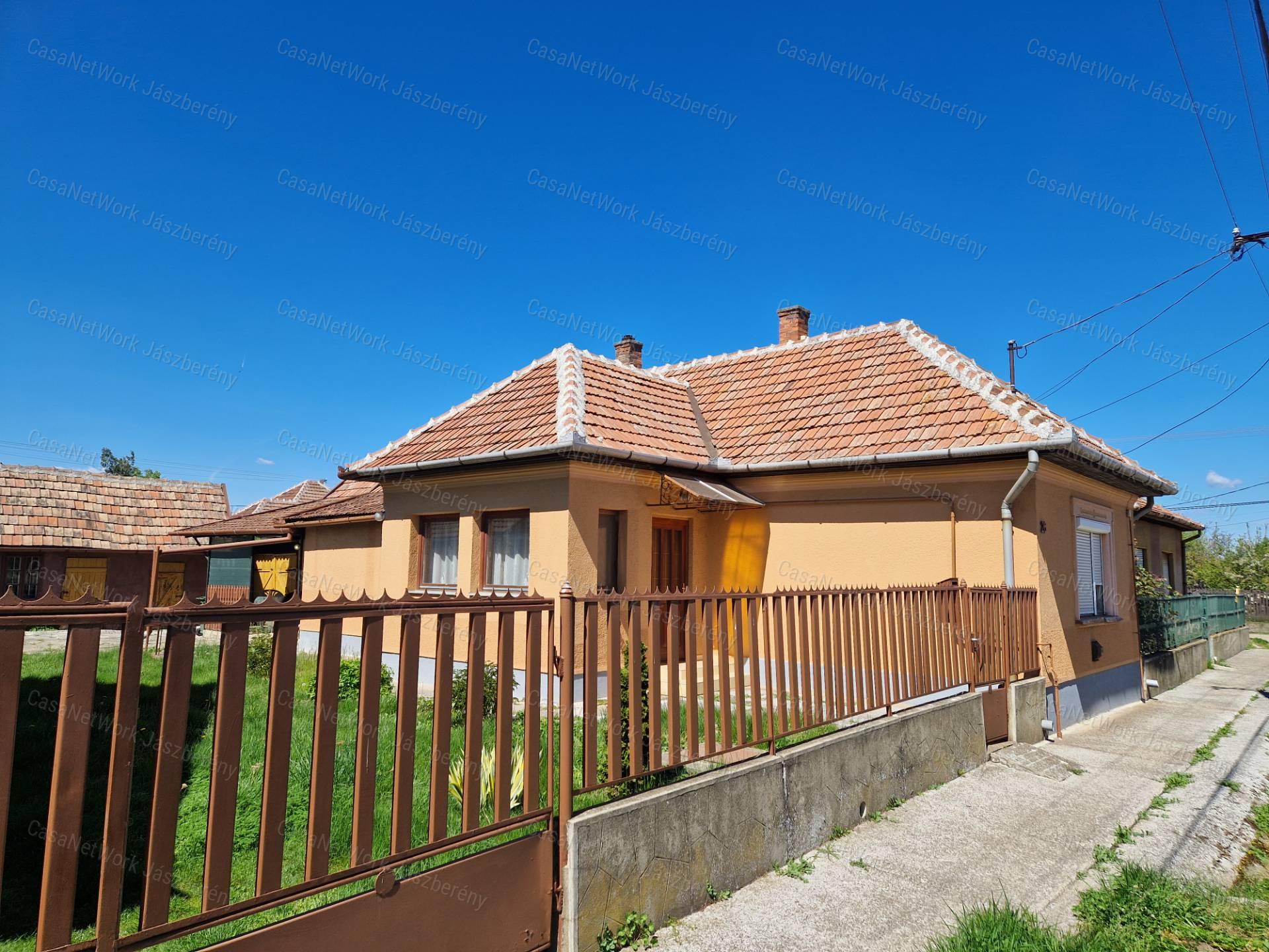 Jászapátin 407 nm-es telken, 83 nm-es, 2 szobás családi ház eladó