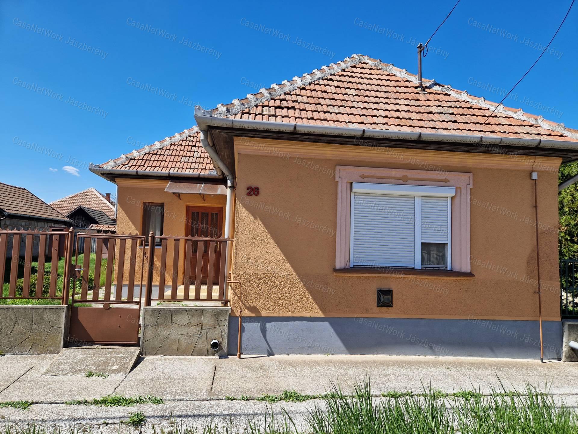Jászapátin 407 nm-es telken, 83 nm-es, 2 szobás családi ház eladó