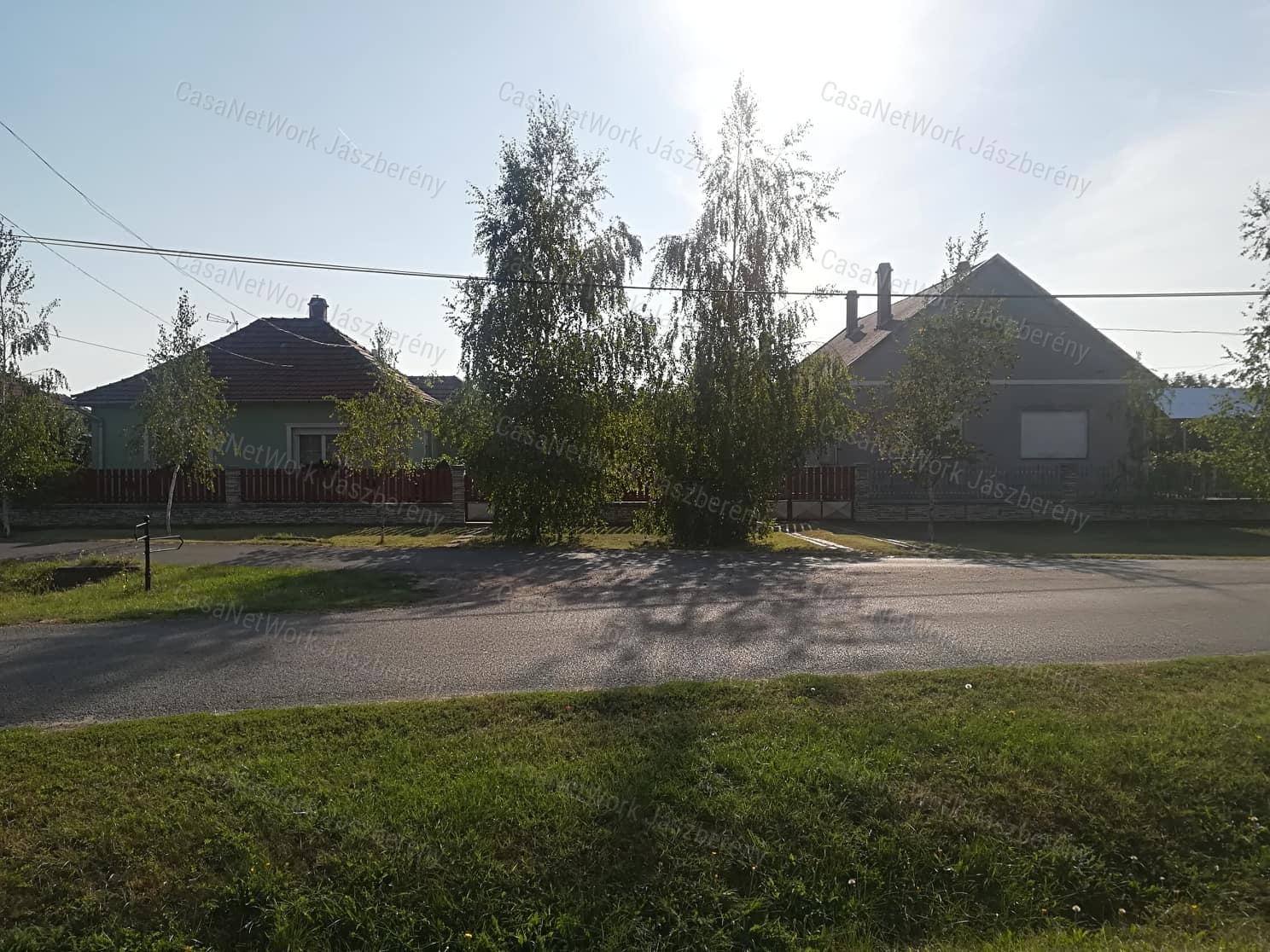 Tarnaörsön, jó környéken, 105 nm-es,  3 + fél szobás családi ház eladó