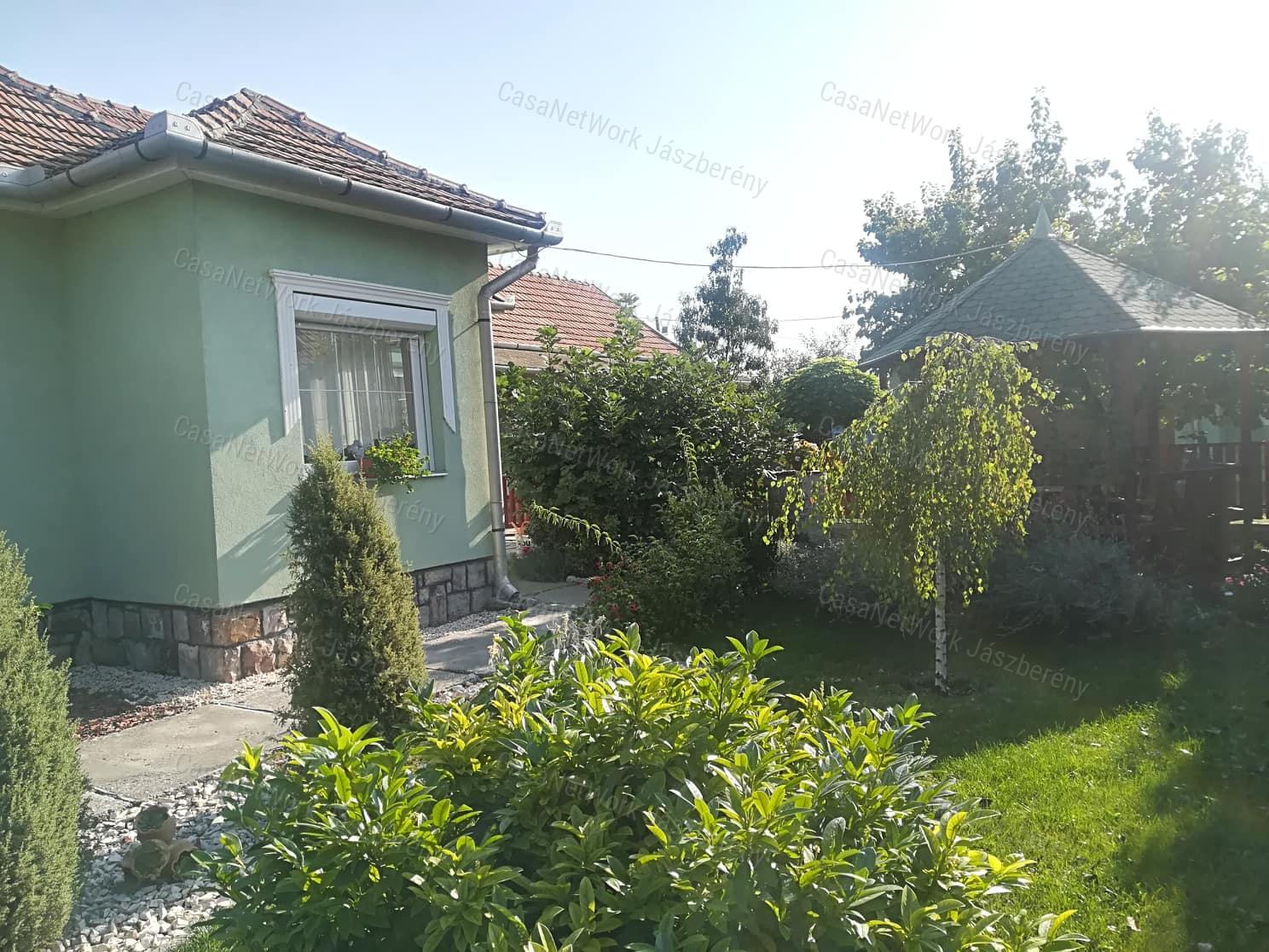 Tarnaörsön, jó környéken, 105 nm-es,  3 + fél szobás családi ház eladó