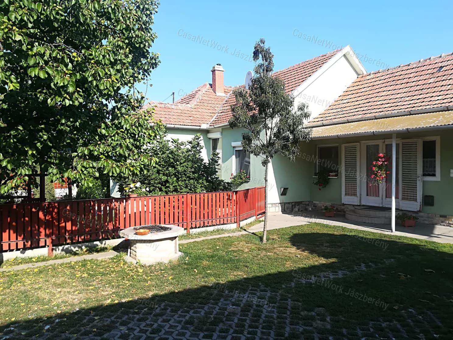 Tarnaörsön, jó környéken, 105 nm-es,  3 + fél szobás családi ház eladó