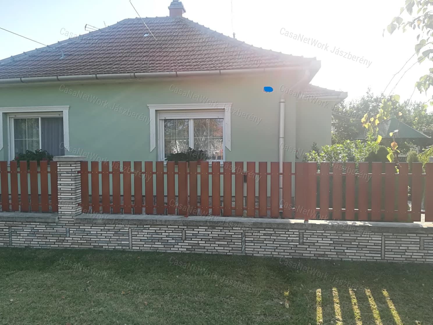 Tarnaörsön, jó környéken, 105 nm-es,  3 + fél szobás családi ház eladó