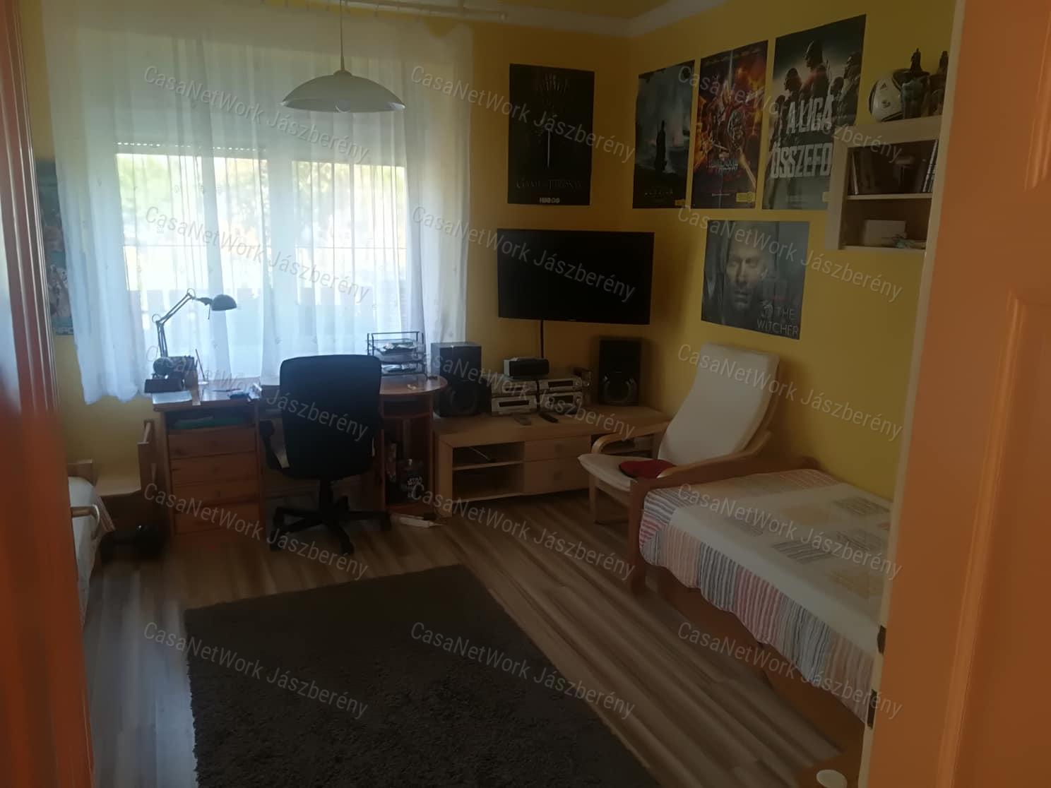 Tarnaörsön, jó környéken, 105 nm-es,  3 + fél szobás családi ház eladó
