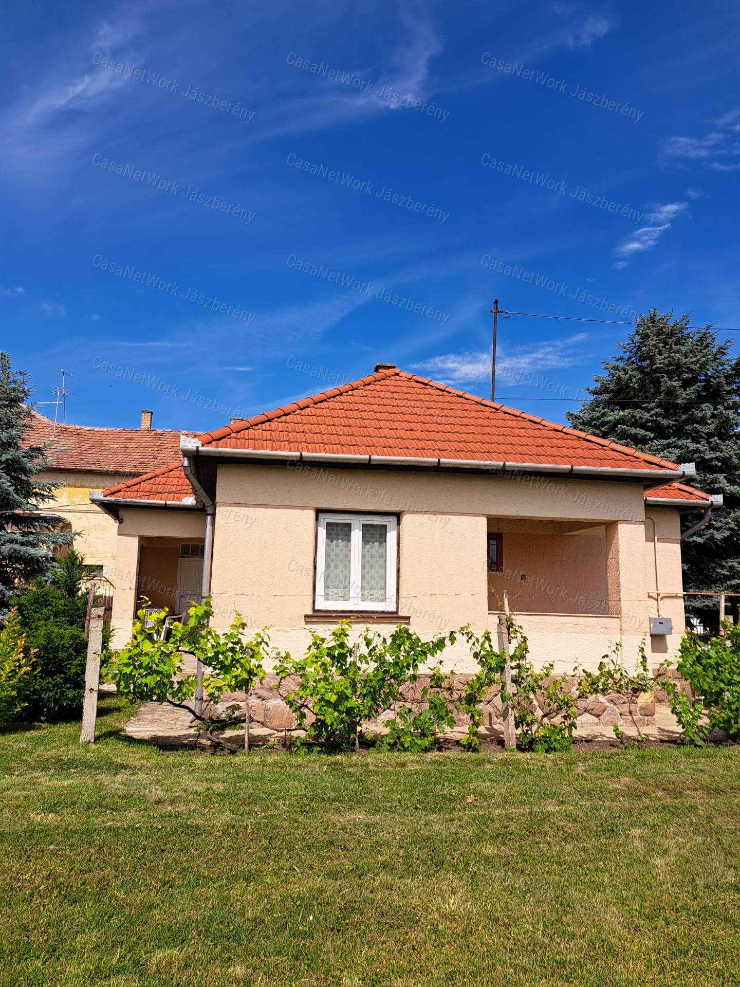 Jászboldogházán jó állapotban lévő 72 nm-es 2 szobás családi ház eladó