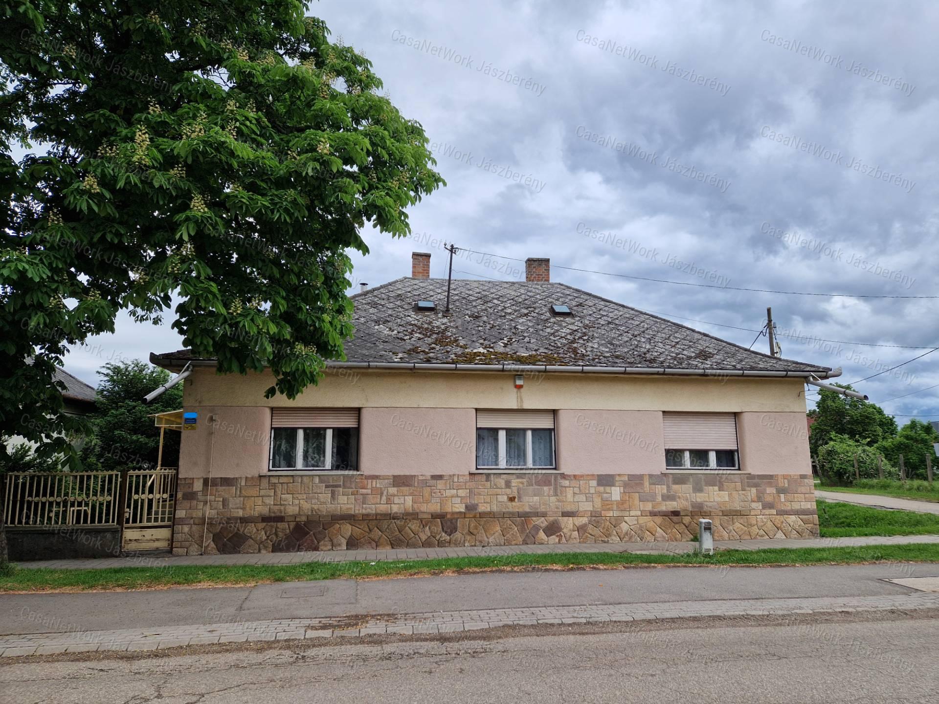 Jászapáti központjában 115 nm-es, 5 szobás családi ház eladó!