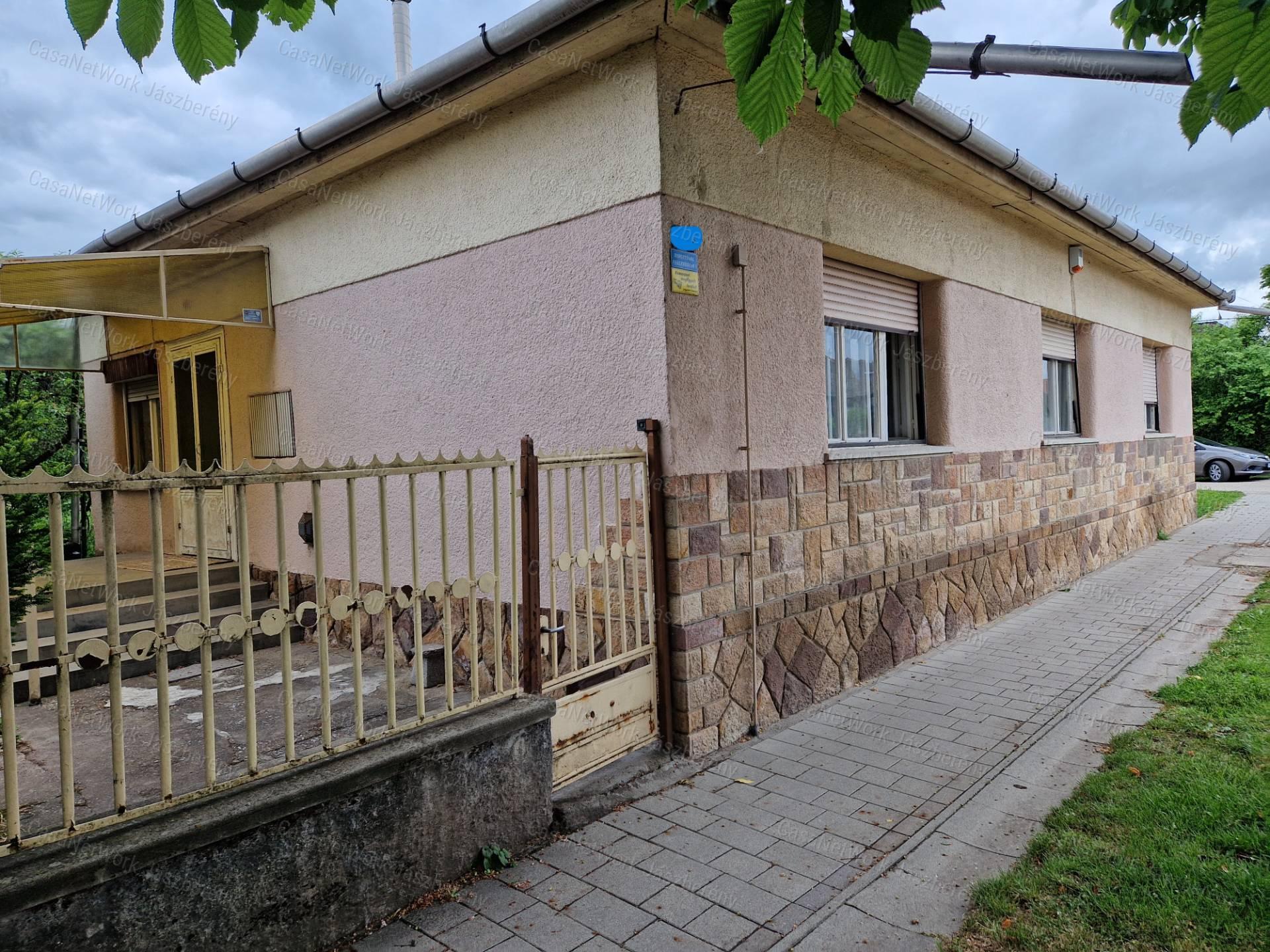 Jászapáti központjában 115 nm-es, 5 szobás családi ház eladó!