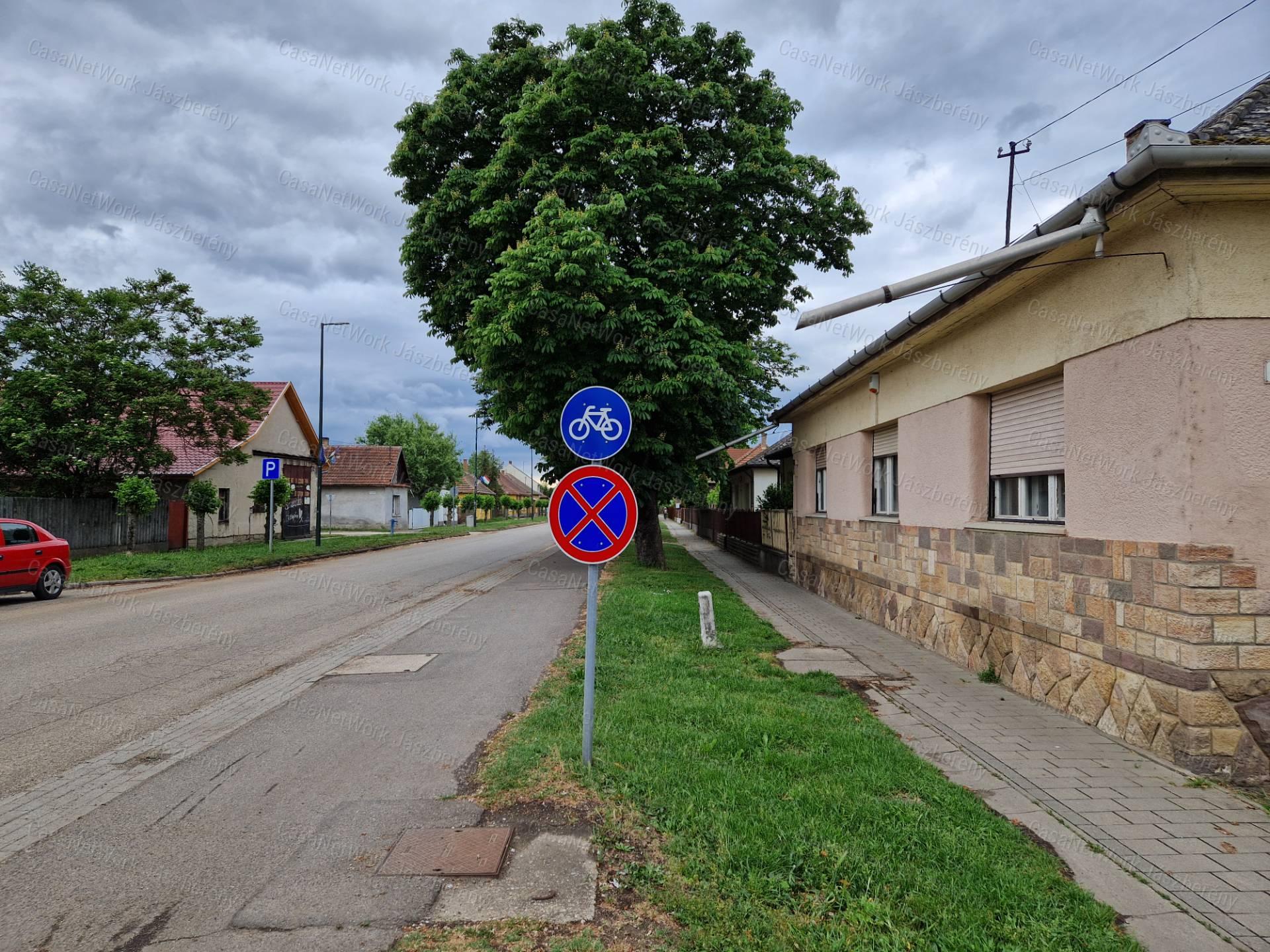 Jászapáti központjában 115 nm-es, 5 szobás családi ház eladó!
