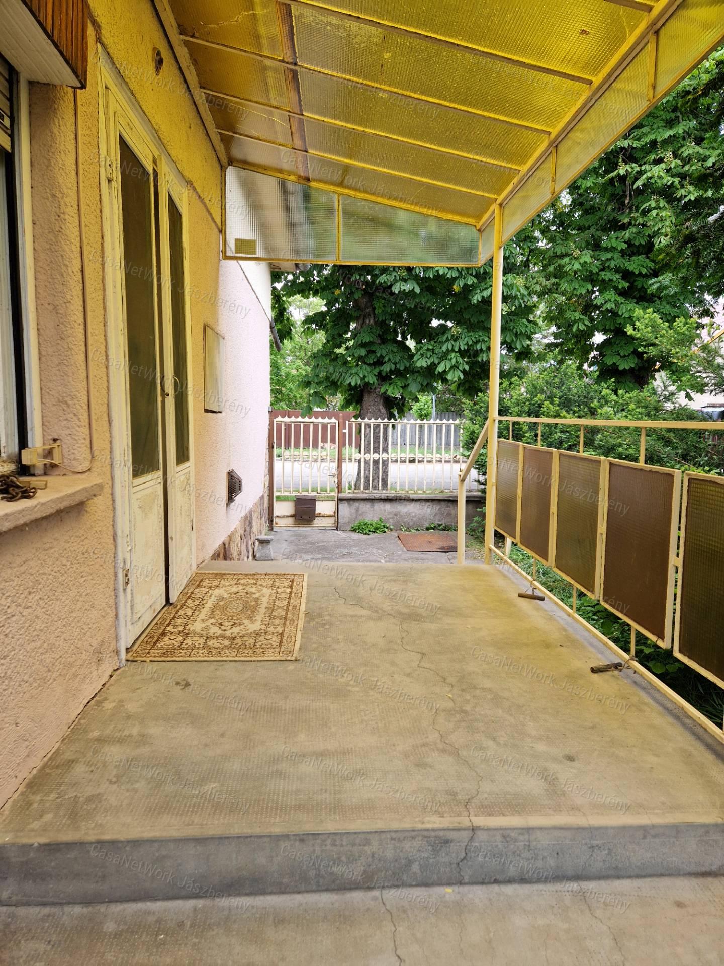 Jászapáti központjában 115 nm-es, 5 szobás családi ház eladó!