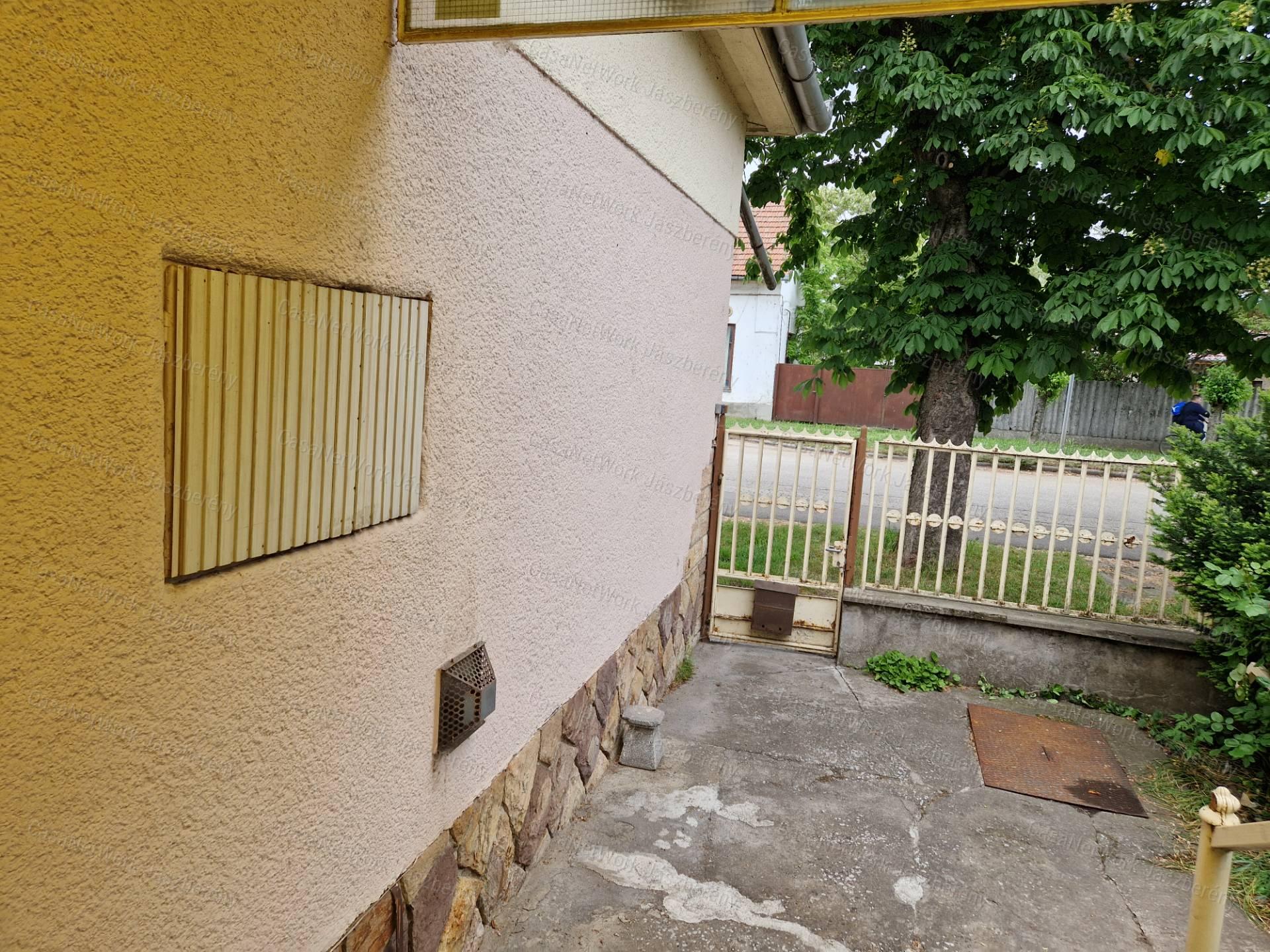 Jászapáti központjában 115 nm-es, 5 szobás családi ház eladó!